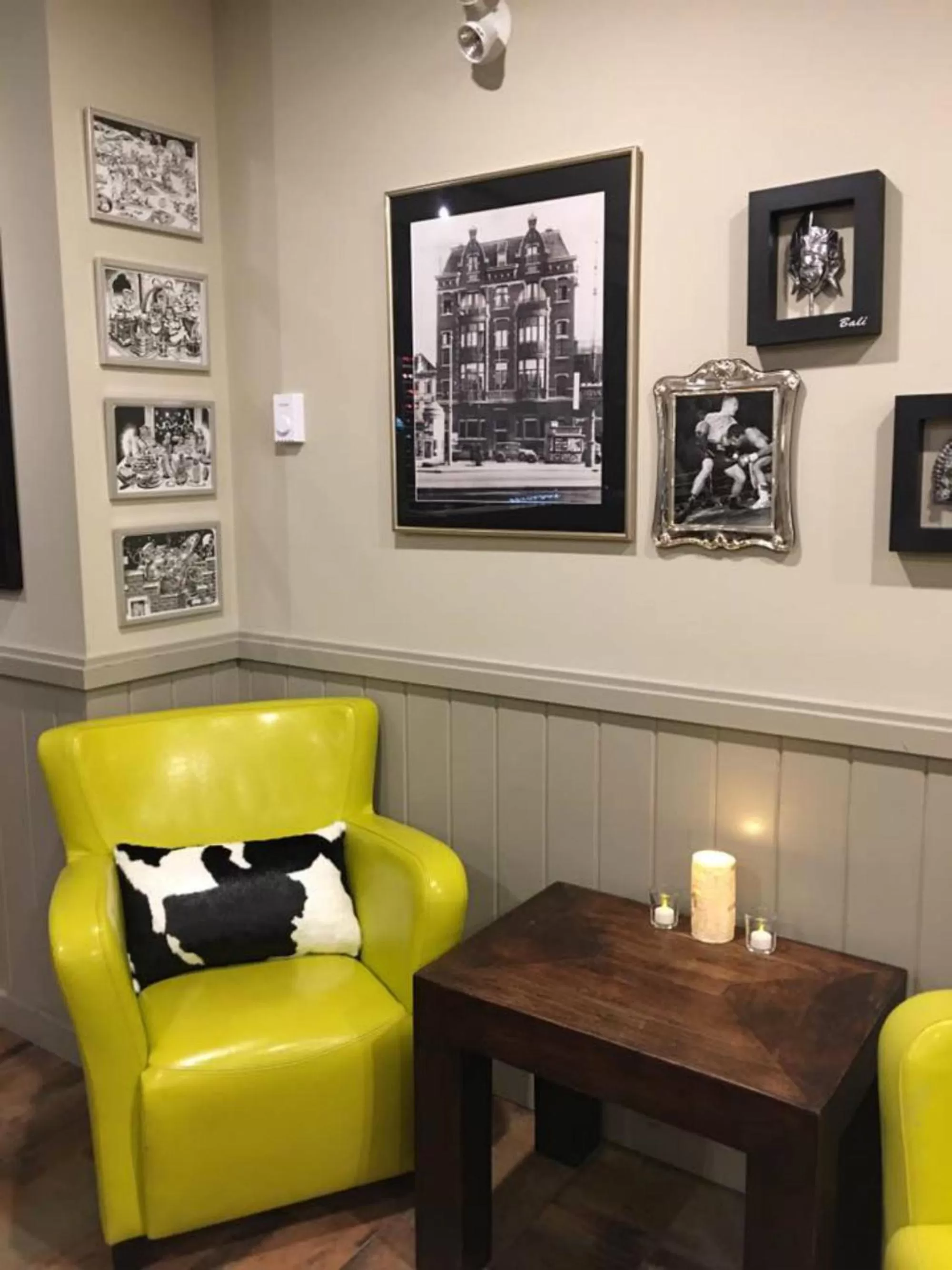 Lounge or bar in The Bulldog Hotel