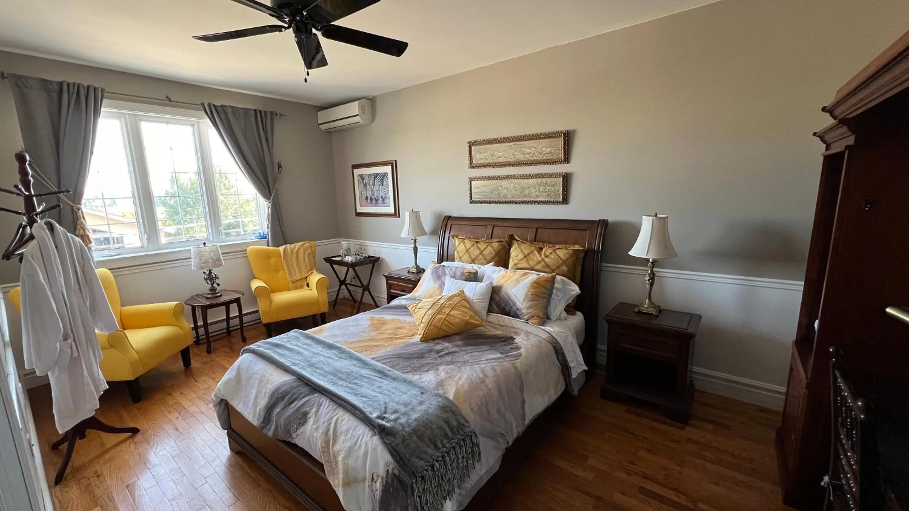 Photo of the whole room, Bed in Gîte du Caméléon