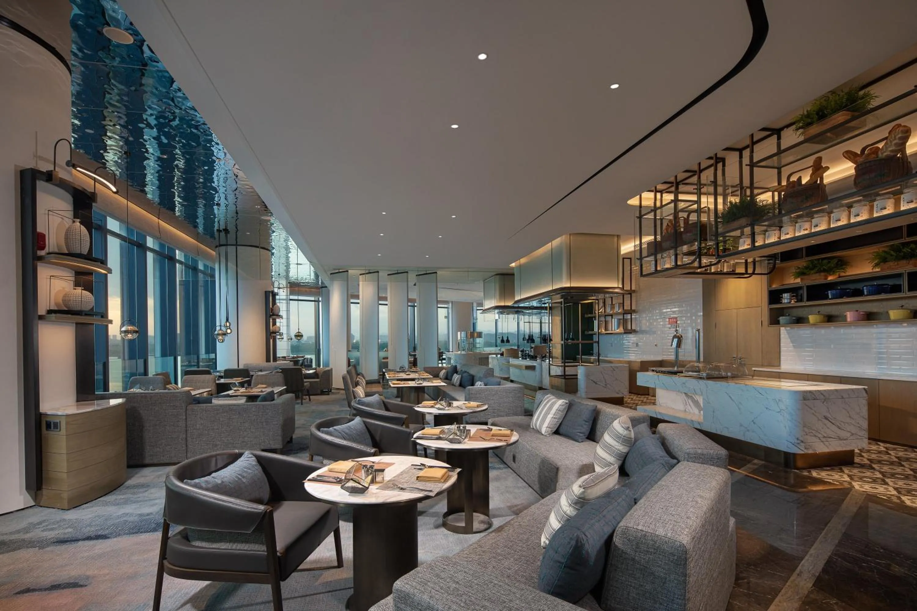 Lounge or bar in Crowne Plaza Chaozhou Riverside by IHG