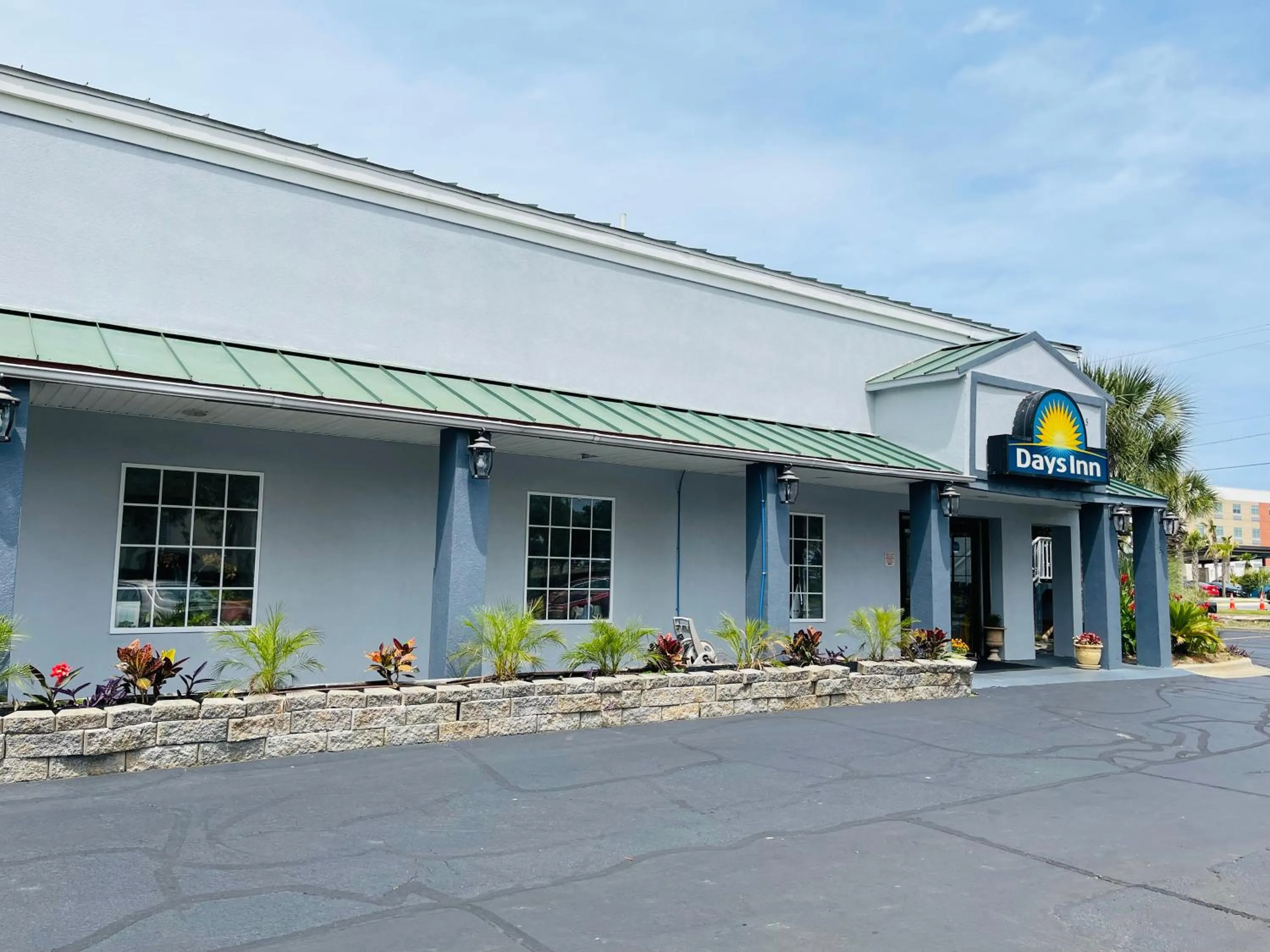 Property building in Days Inn by Wyndham Fort Walton Beach