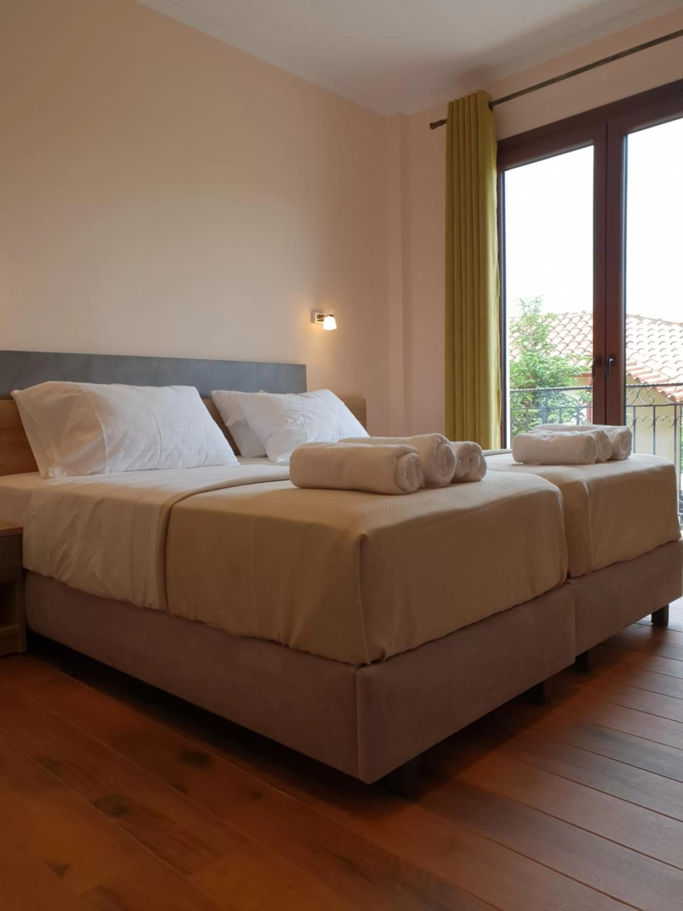 Photo of the whole room, Bed in Mondeus Inn Luxury