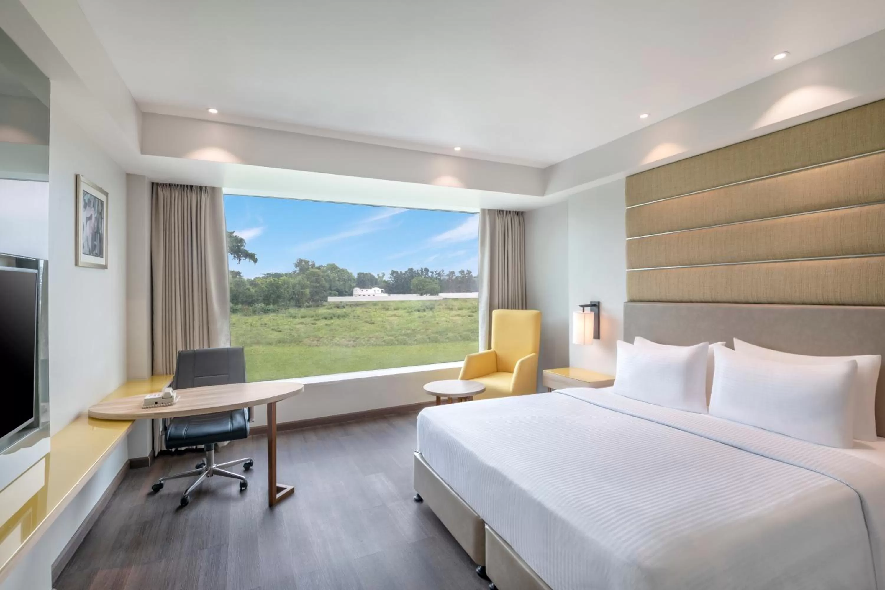 Bedroom, Bed in Radisson Hotel Bareilly Airport