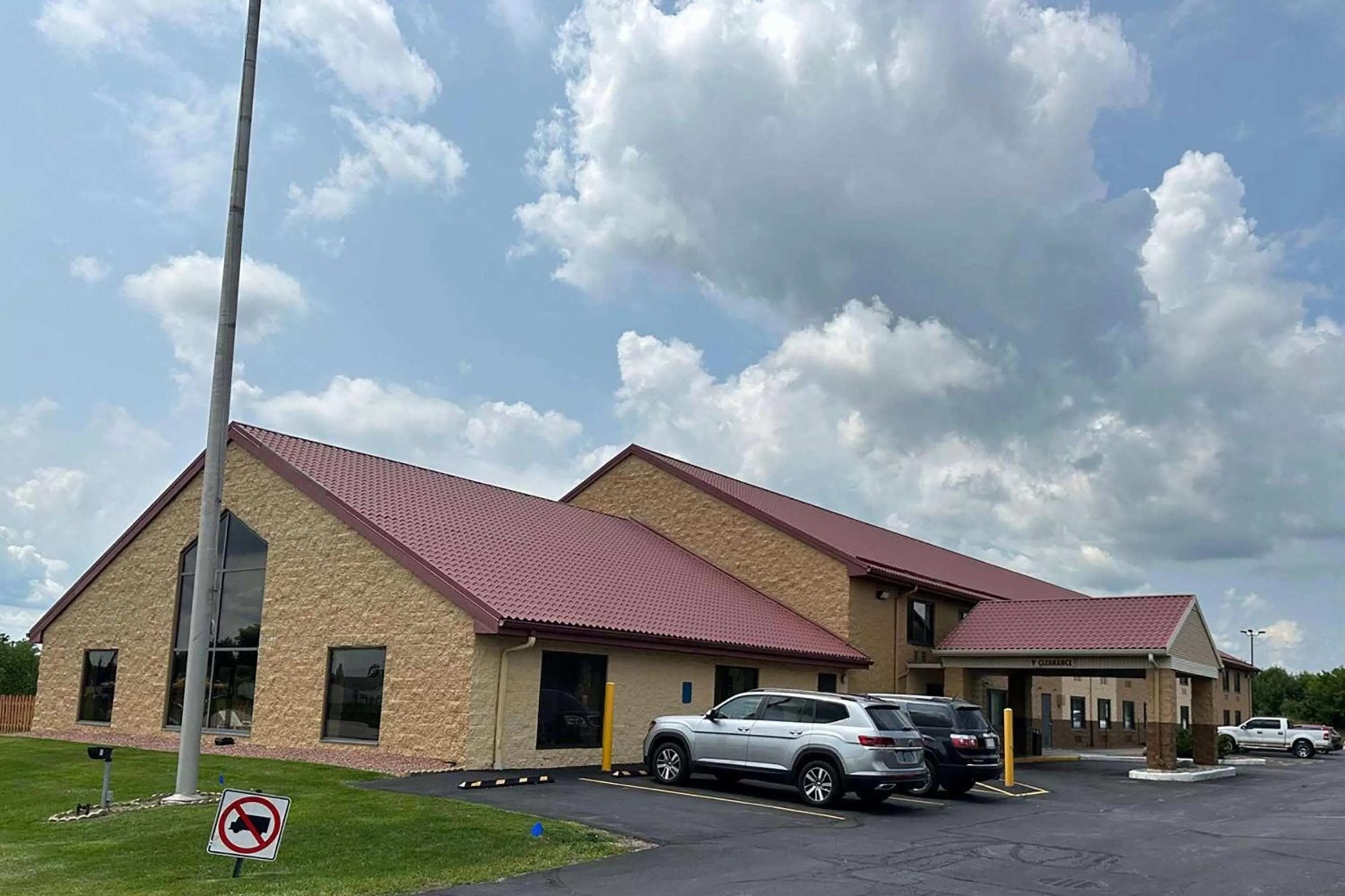 Property building in Super 8 by Wyndham Sturtevant Racine