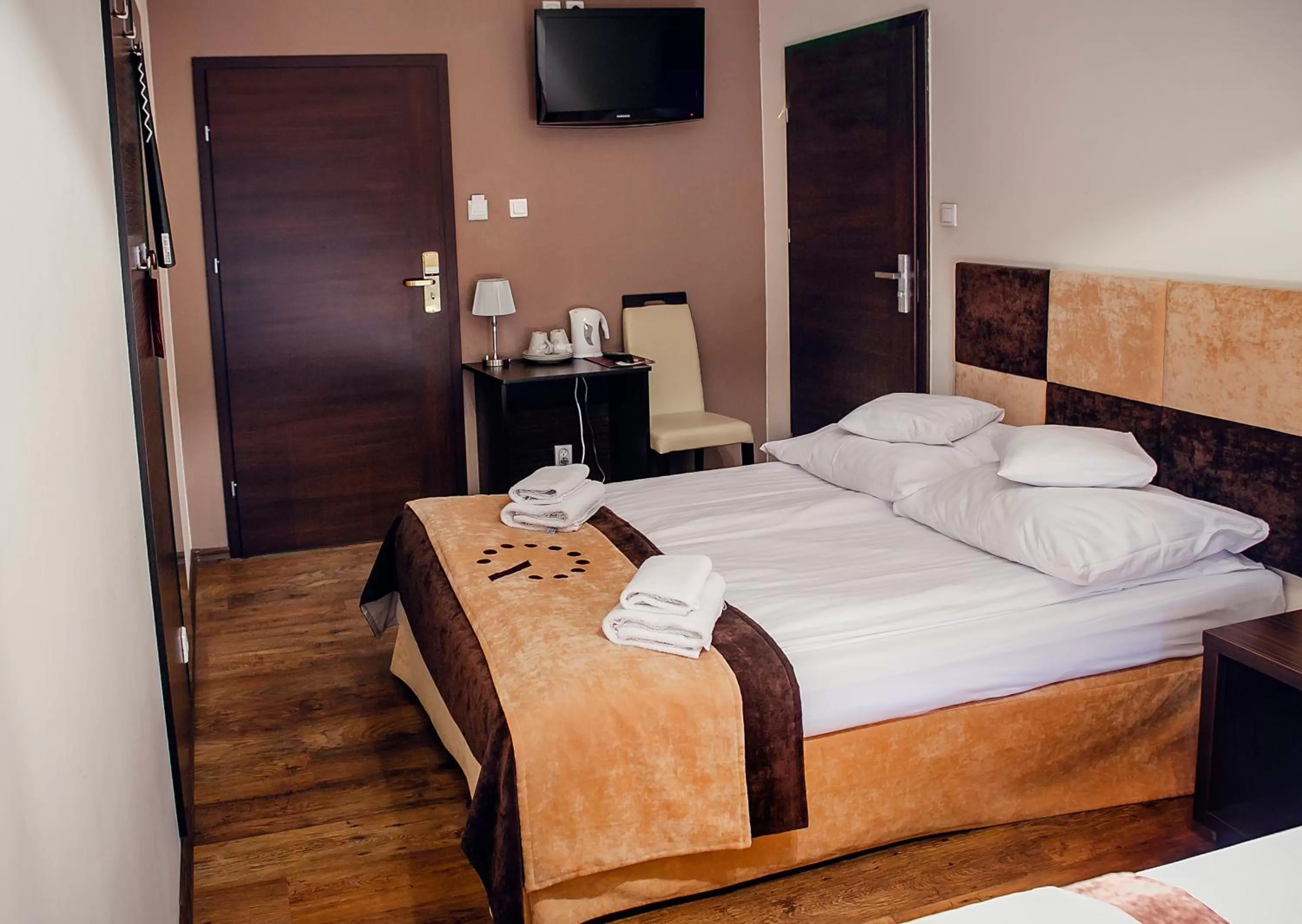 Photo of the whole room, Bed in Boutique Hotel's II Rewolucji