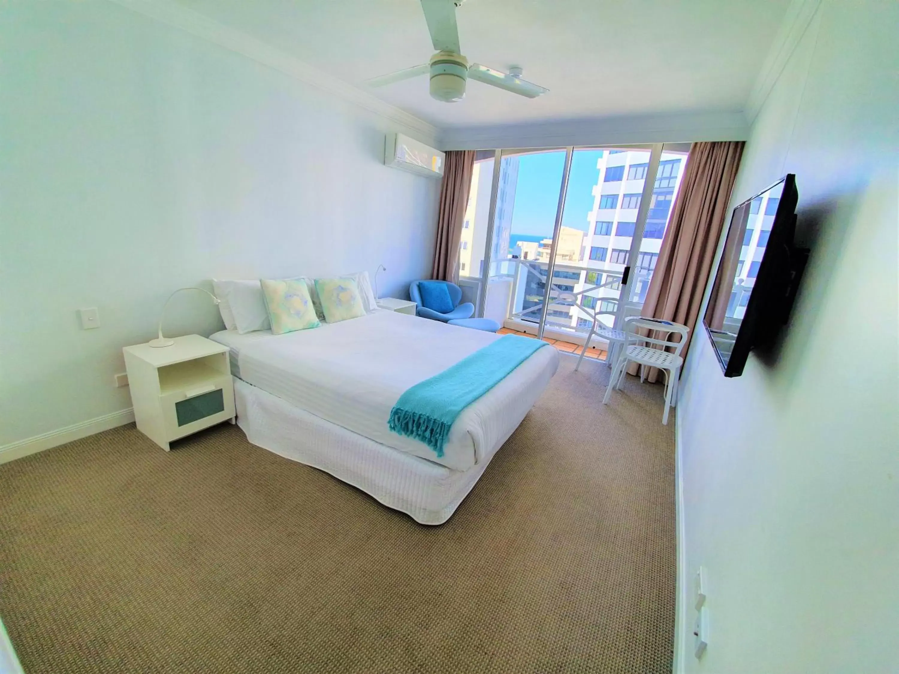 Two-Bedroom Apartment with Two Bathrooms in Broadbeach Holiday Apartments Two-Bedroom Apartment with Two Bathrooms in Broadbeach Holiday Apartments