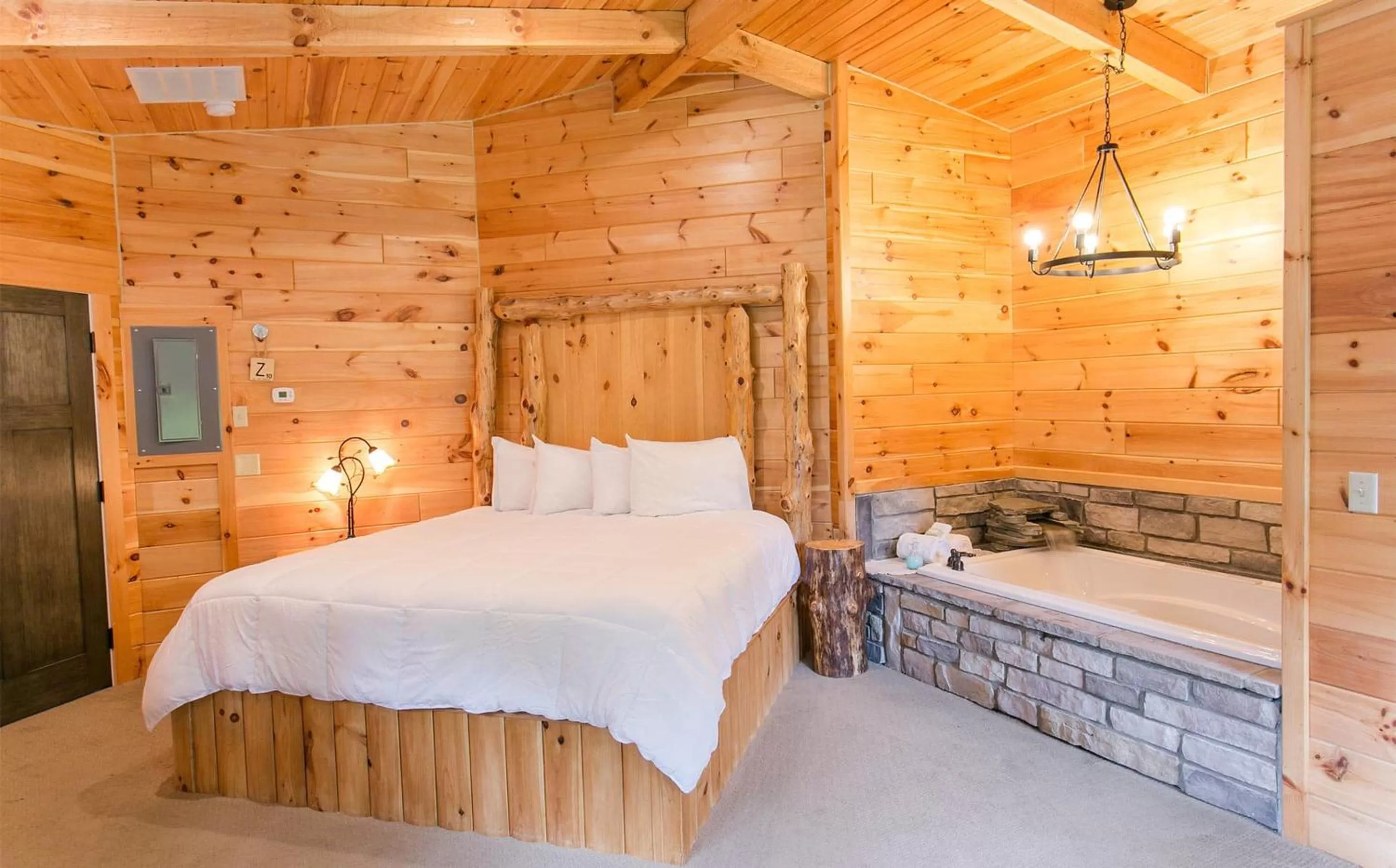 Photo of the whole room, Bed in Farmhouse Suites by Amish Country Lodging