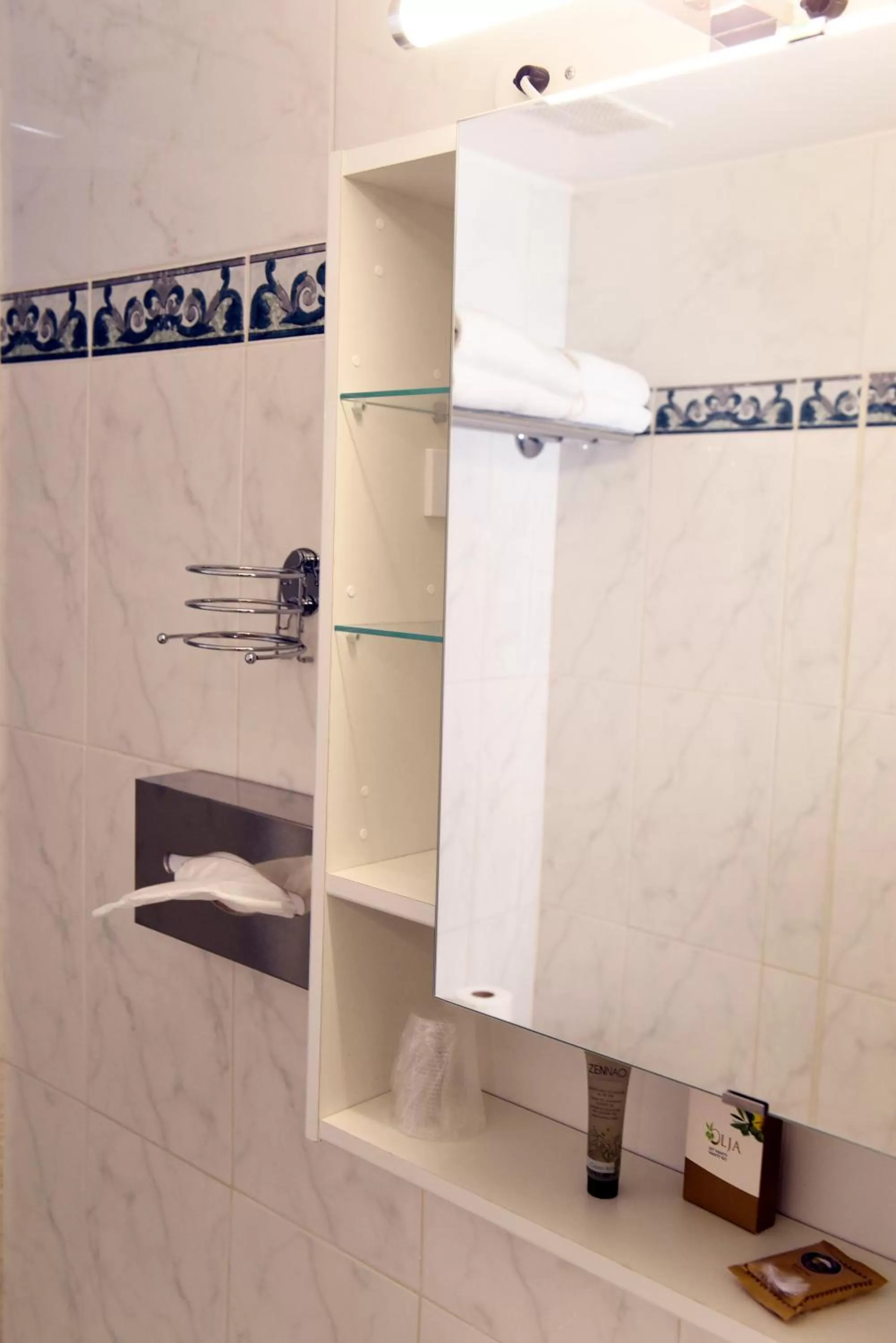 Shower in Azur Hôtel