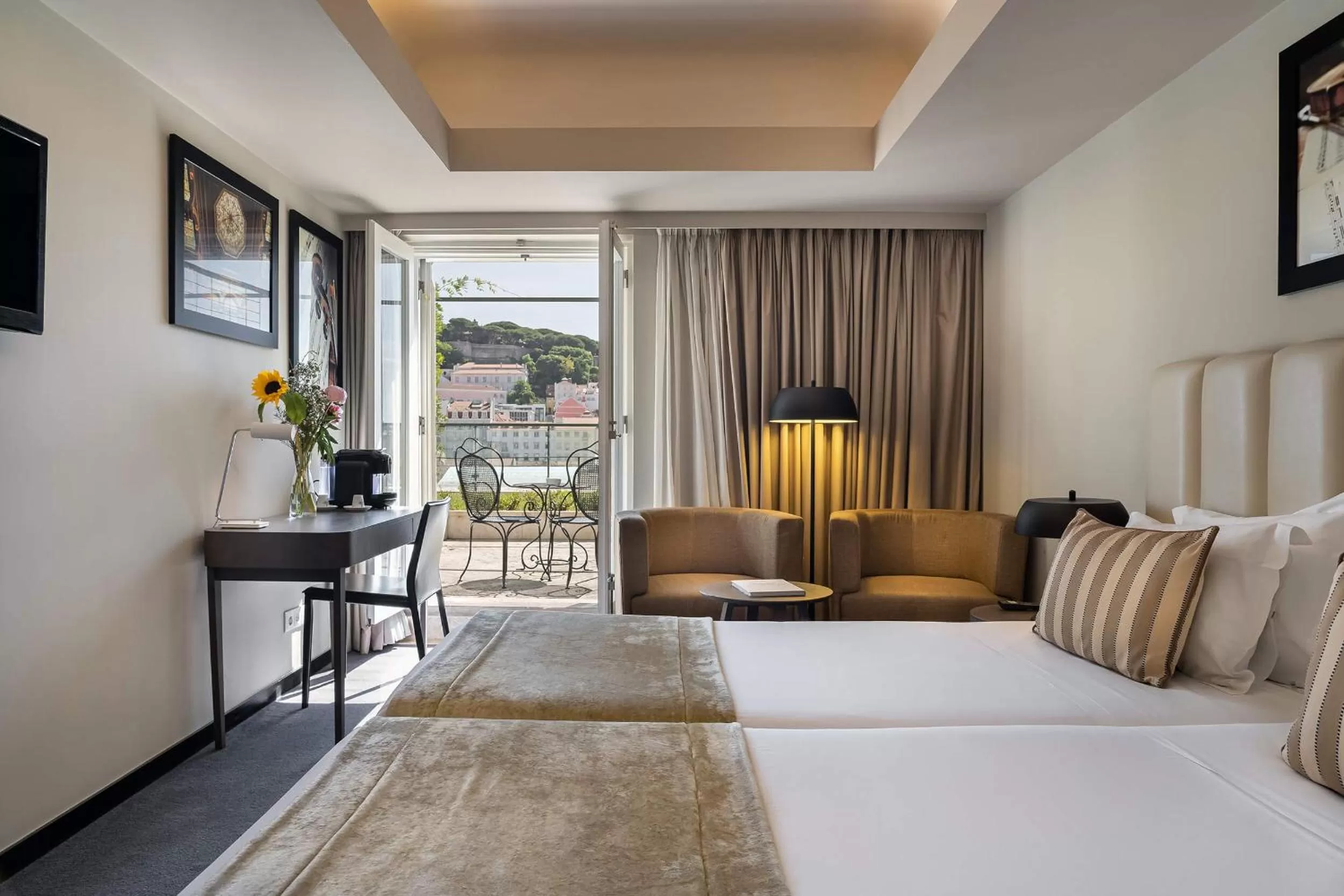 View (from property/room), Bed in Hotel do Chiado