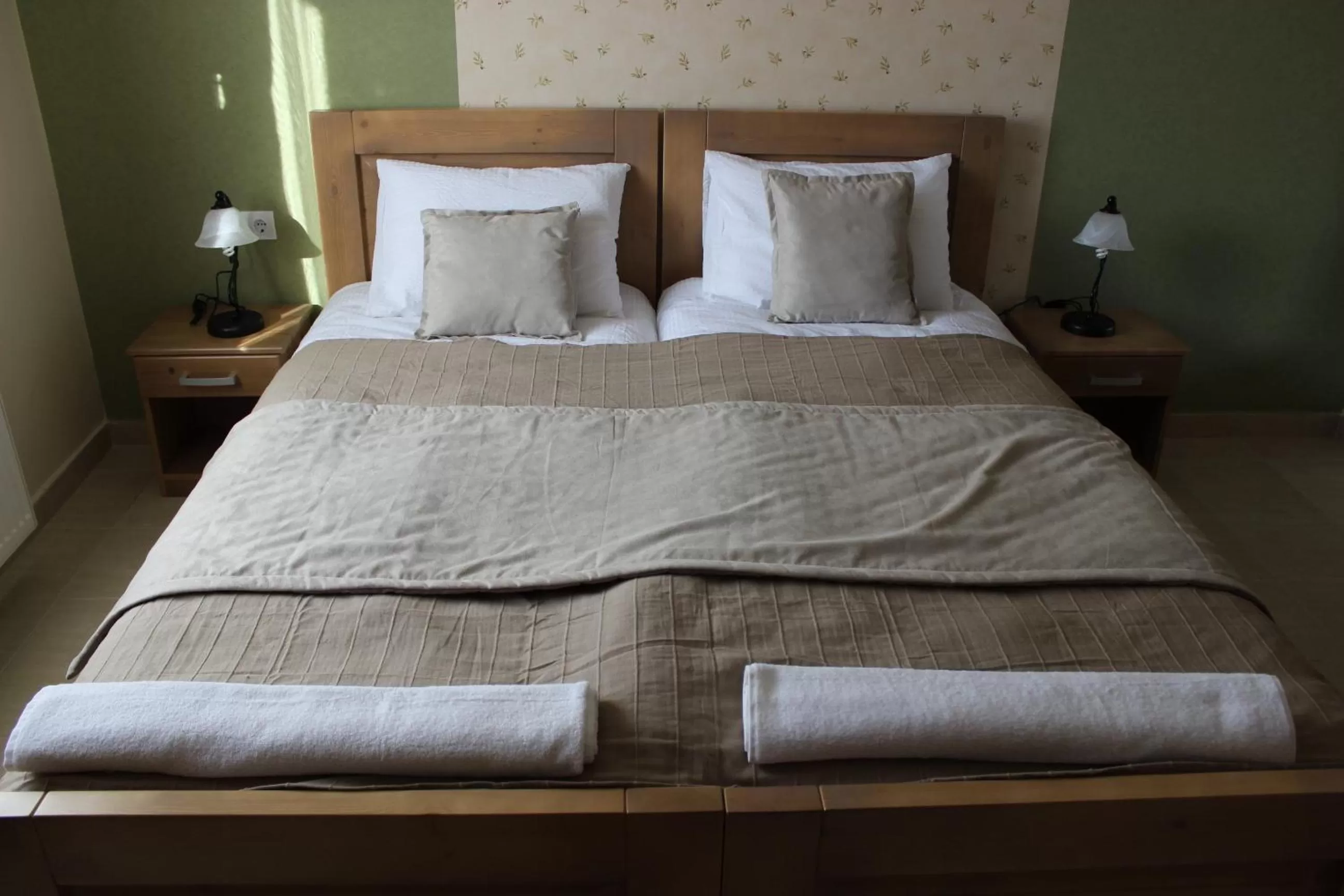 Decorative detail, Bed in Alice Panzió Gold