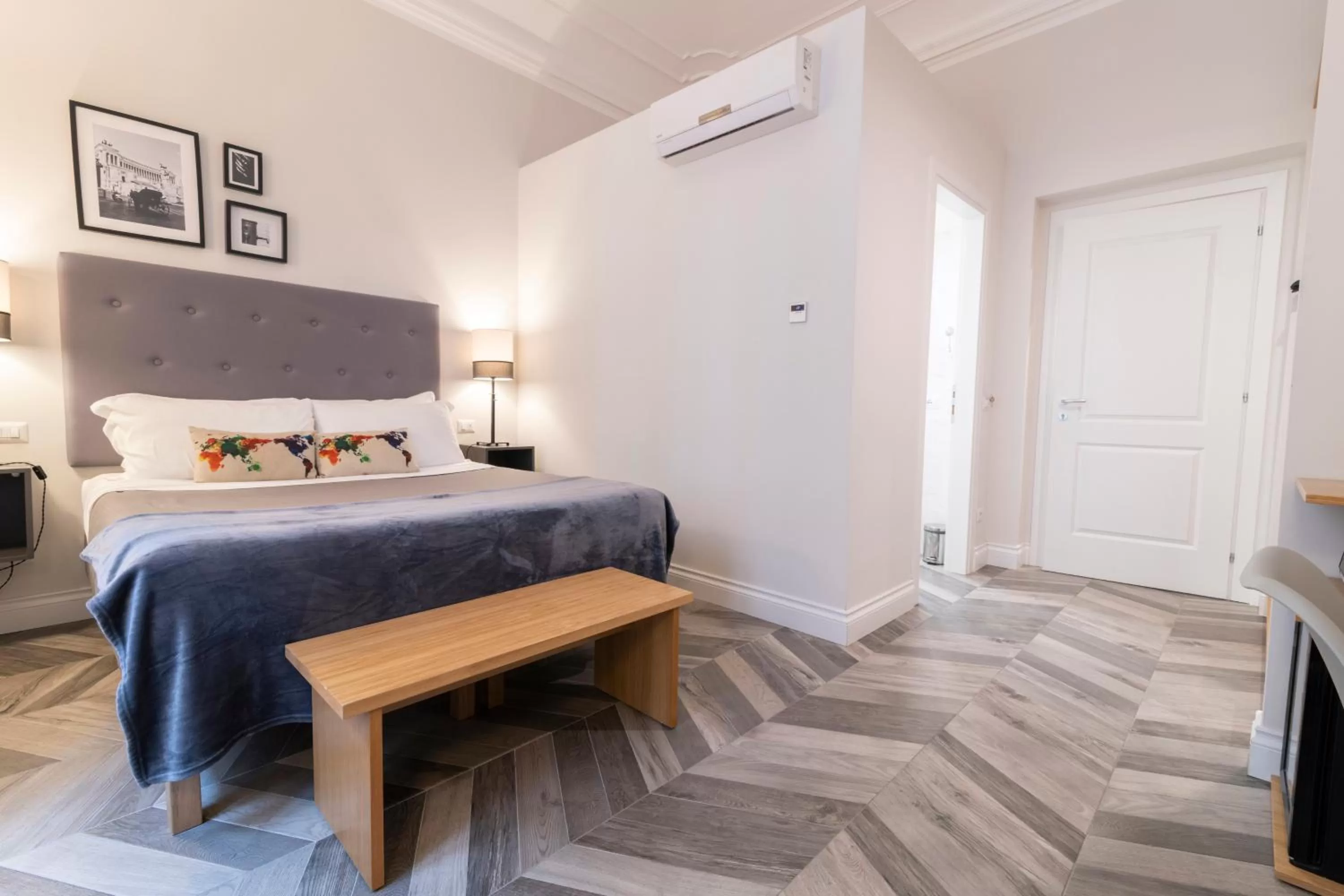 Photo of the whole room, Bed in Eccelso Hotel