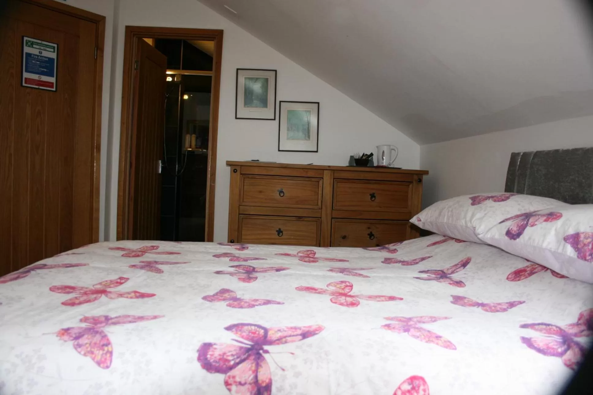 Bed in Crackin View Guest House