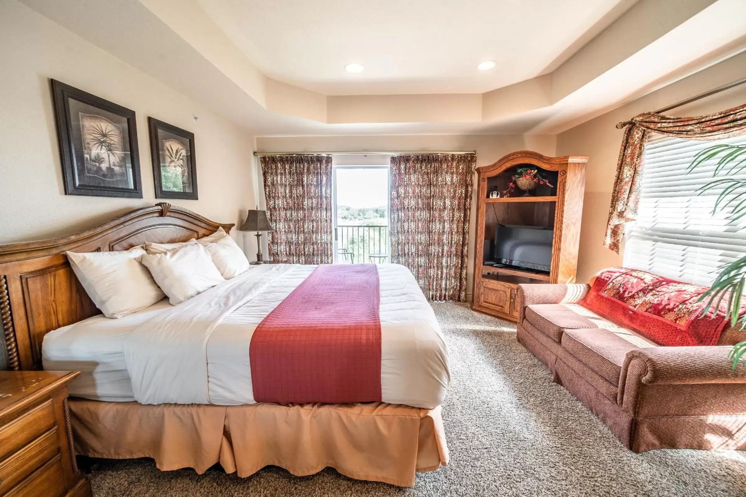 King Suite in Thousand Hills Golf Resort King Suite in Thousand Hills Golf Resort