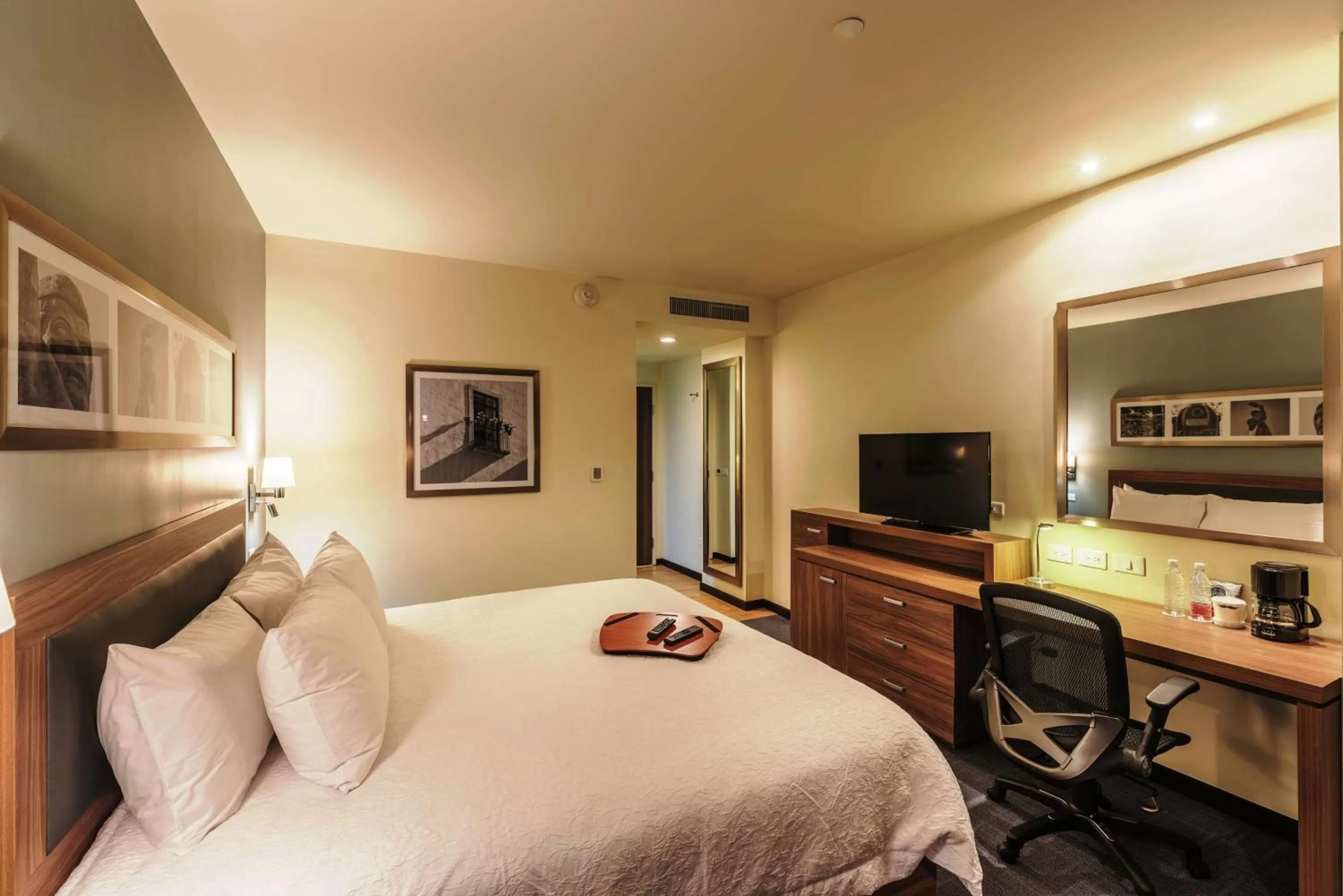 Bedroom, Bed in Hampton Inn & Suites by Hilton Salamanca Bajio