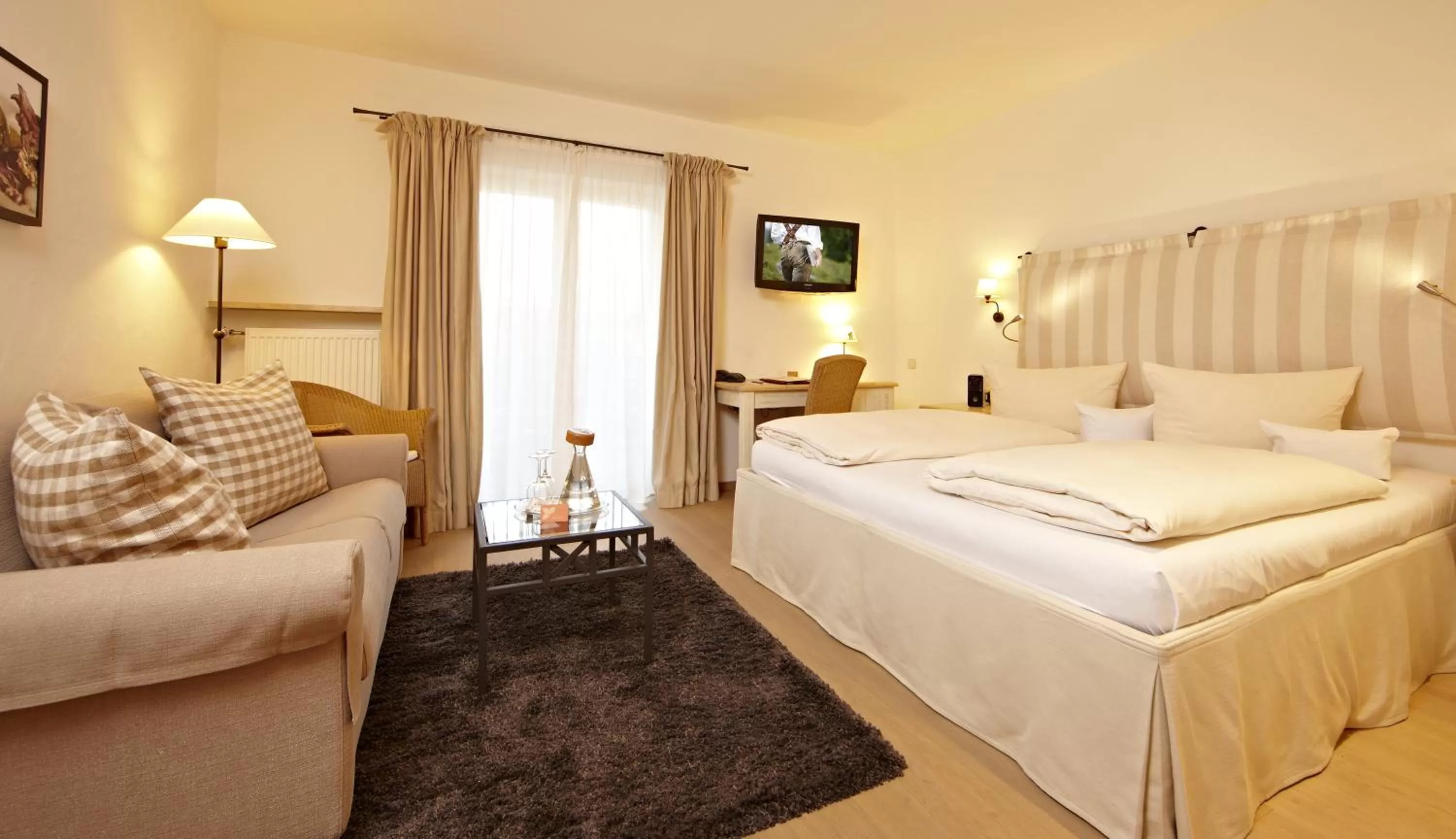 Day, Bed in Staudacherhof in Garmisch-Partenkirchen I Blick aufs Zugspitzmassiv I einzigartige Bayurvida Küche