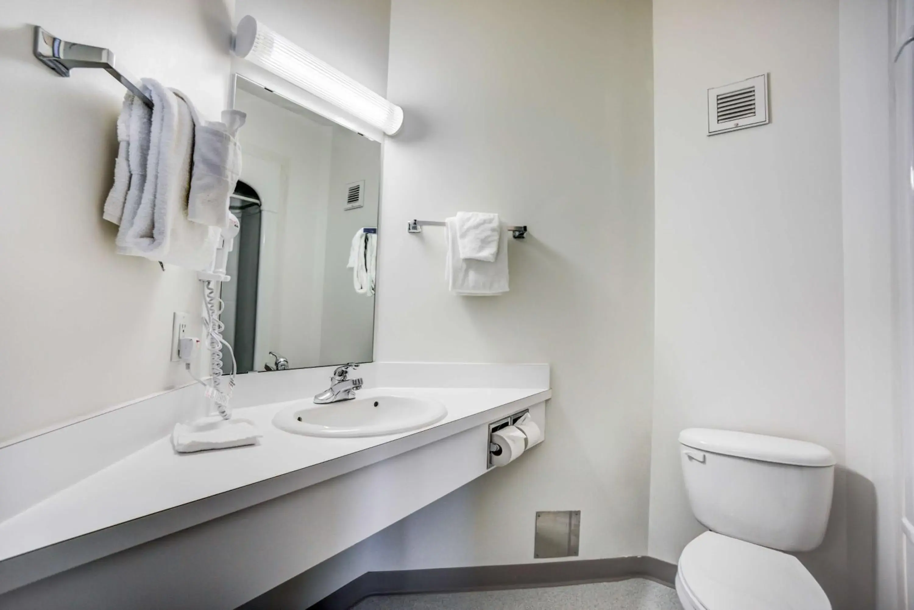 Queen Room - Non-Smoking in Motel 6-Red Deer, AB Queen Room - Non-Smoking in Motel 6-Red Deer, AB