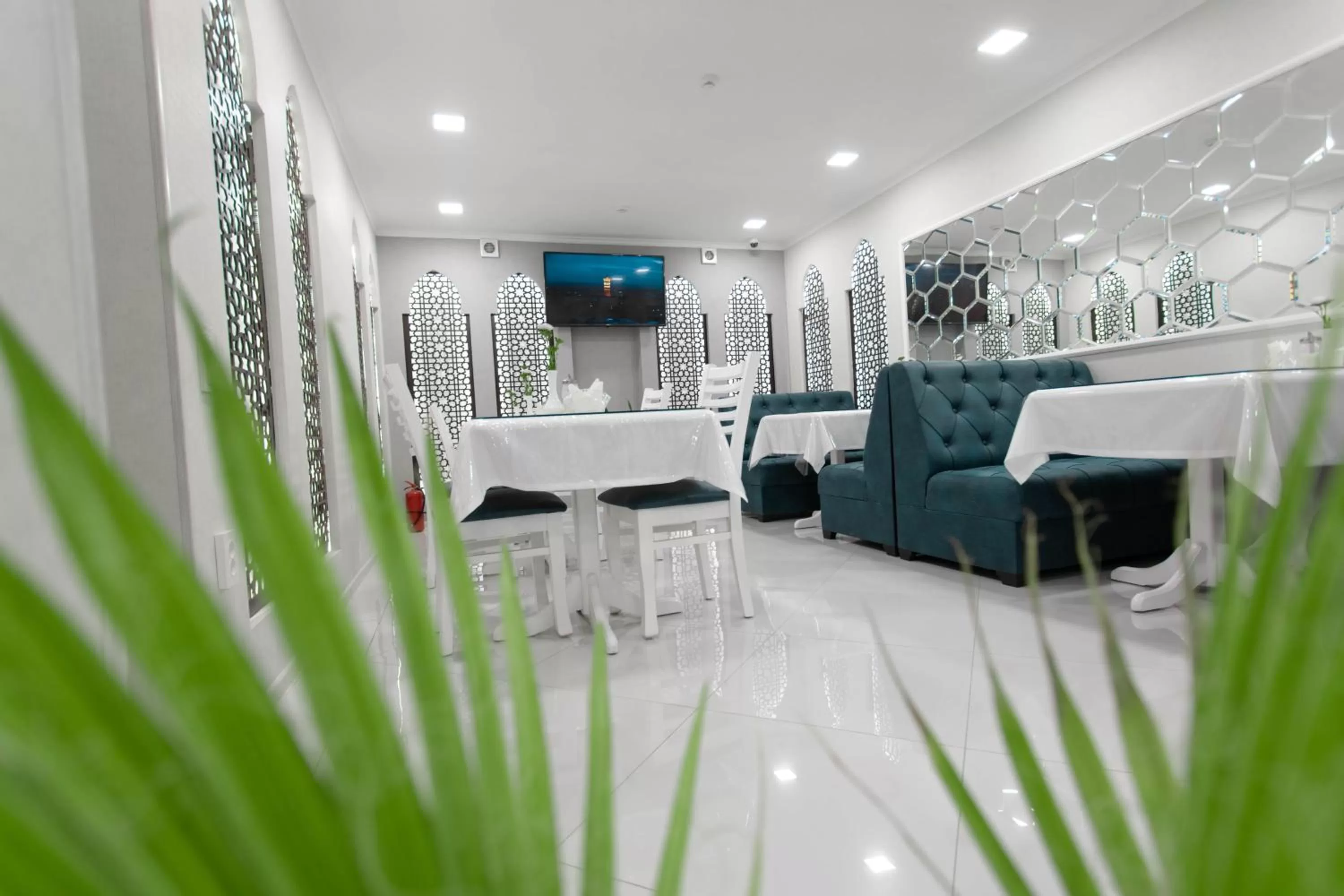 Restaurant/places to eat in Registon Saroy Hotel