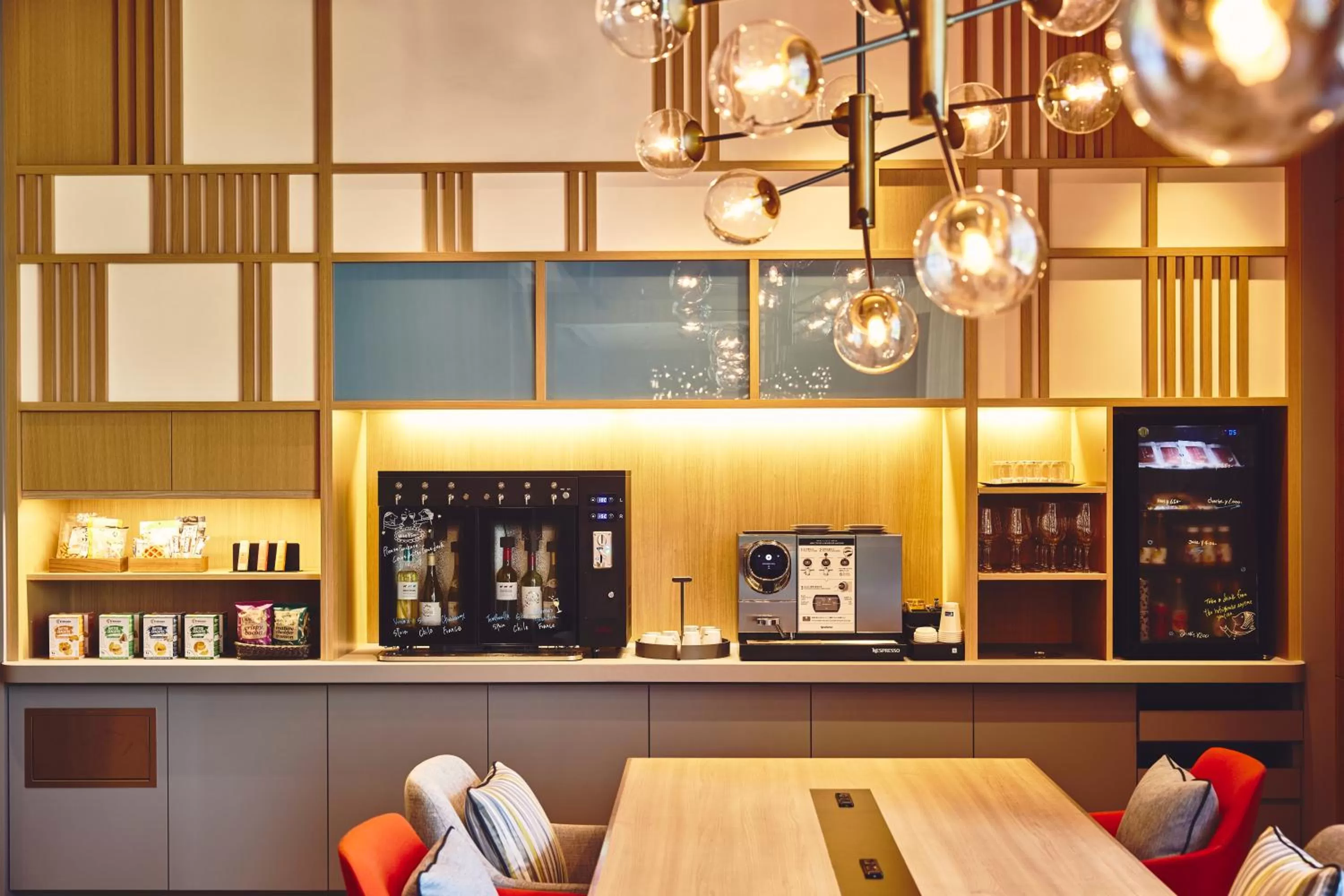 Lounge or bar in Holiday Inn Express Osaka City Centre- Midosuji by IHG