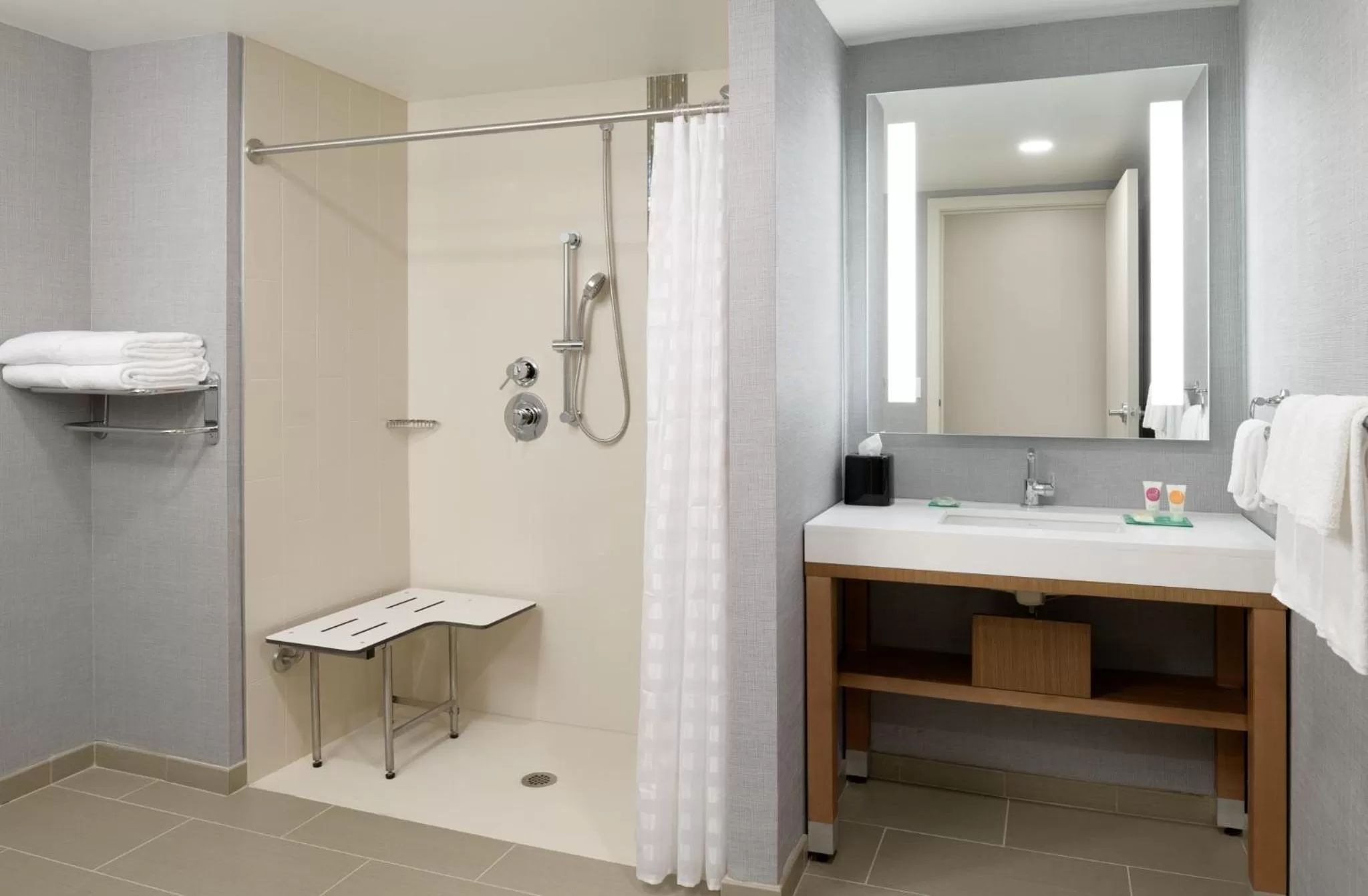 Bathroom in Hyatt Place Emeryville/San Francisco Bay Area