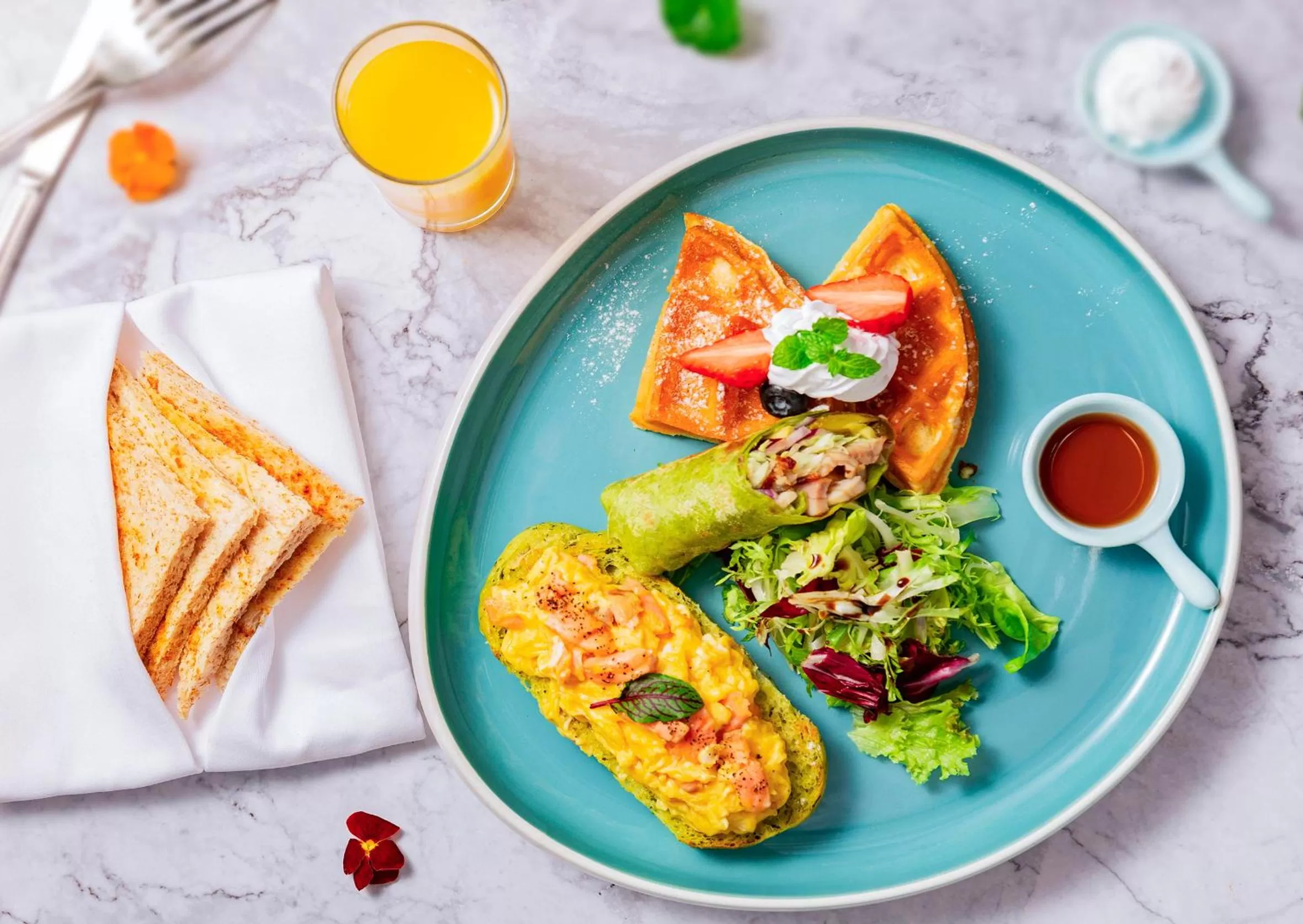 Buffet breakfast, Food in Crowne Plaza Hotel & Suites Landmark Shenzhen, an IHG Hotel - Nearby Luohu Border, Indoor heated swimming pool, Receive RMB100 SPA coupon upon check-in