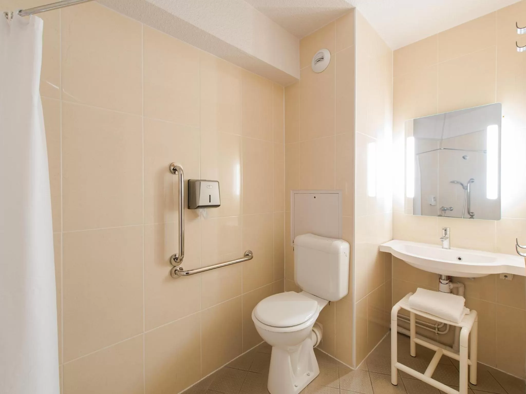 Bathroom in B&B HOTEL Blois Sud Vineuil