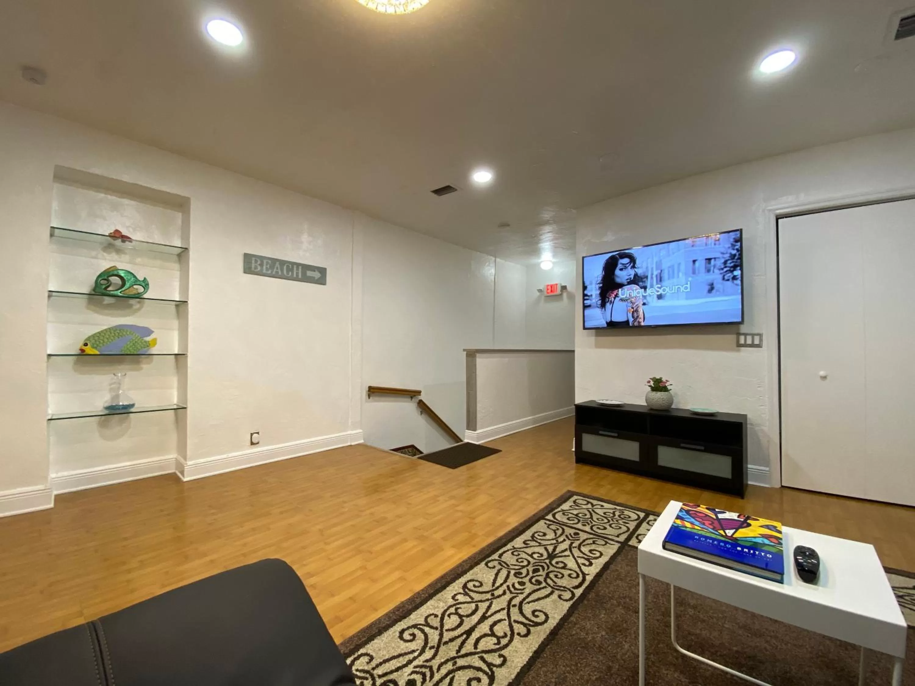 Communal lounge/ TV room, TV/Entertainment Center in Miami Beach Rooms B&B