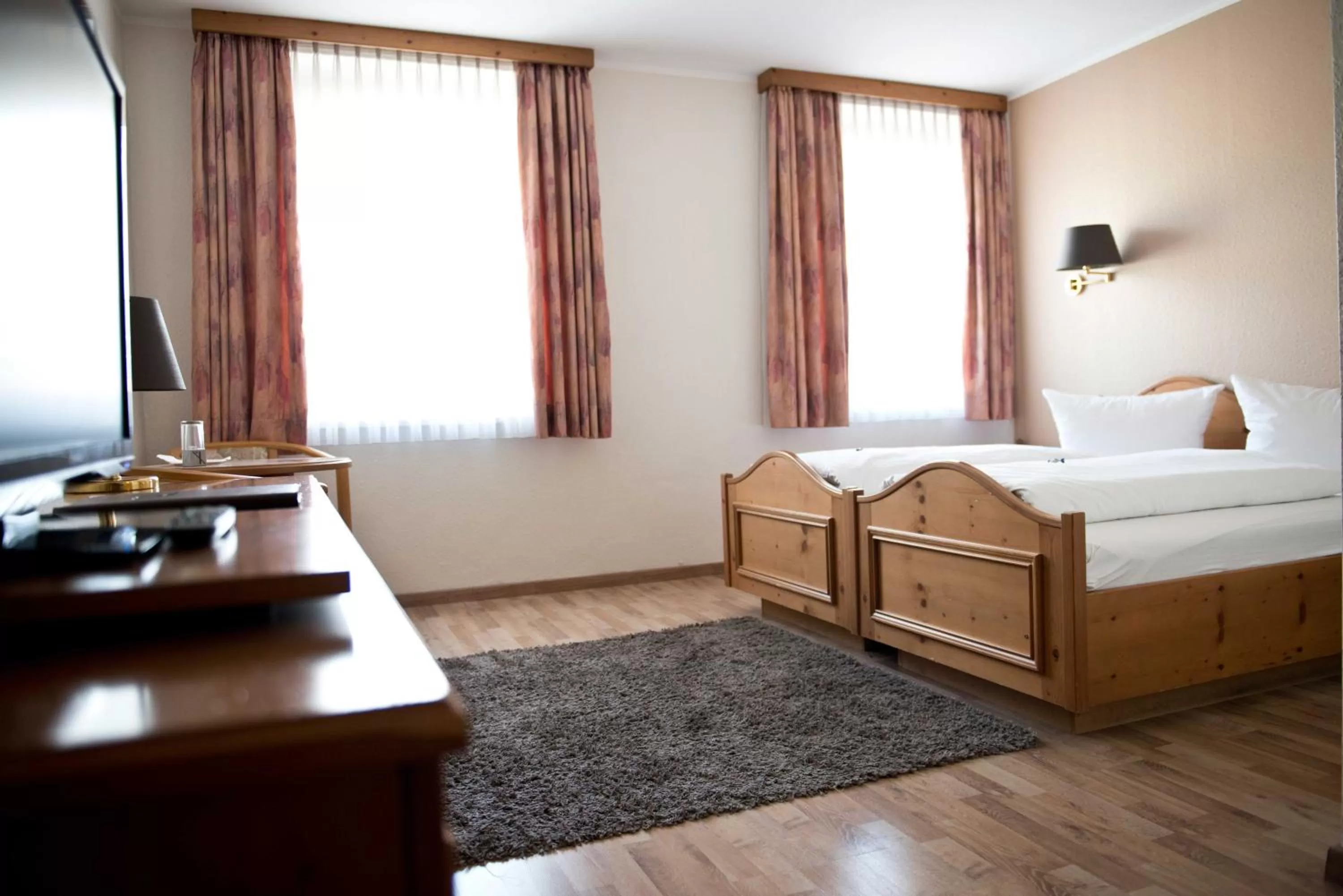 Photo of the whole room, Bed in Hotel Deutsches Haus Anno 1898