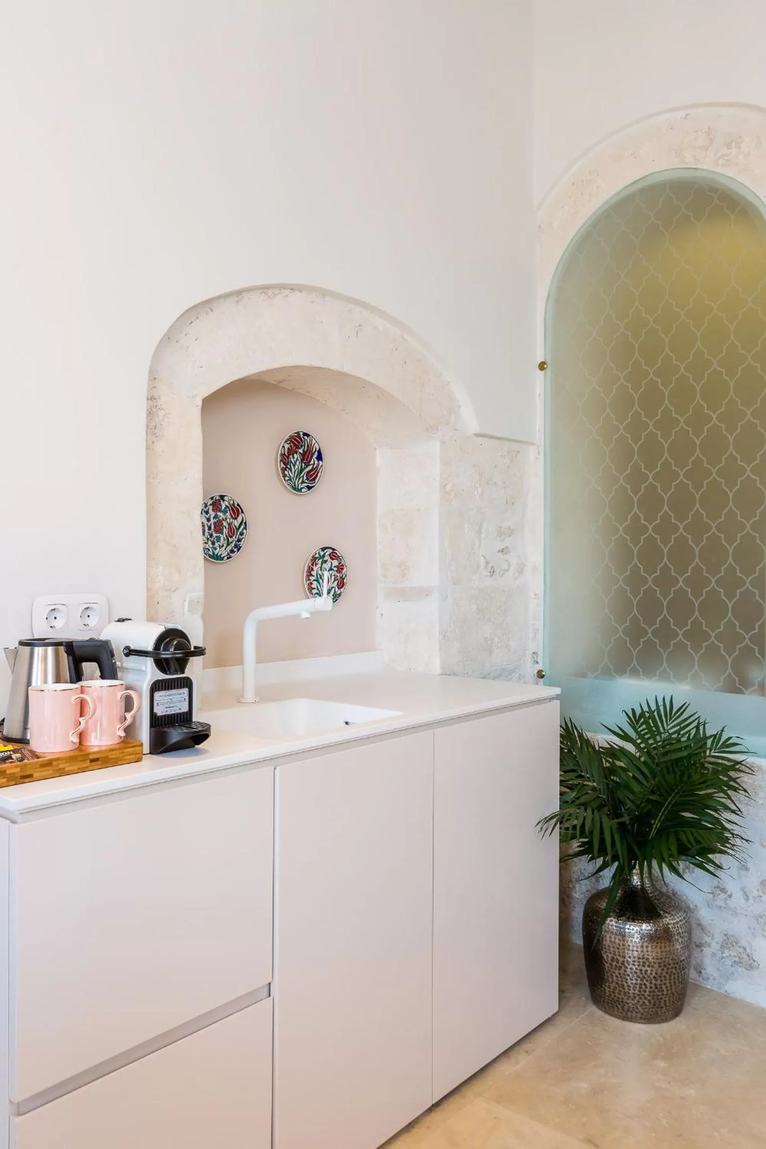 Kitchen/Kitchenette in Neratze Hammam Suites