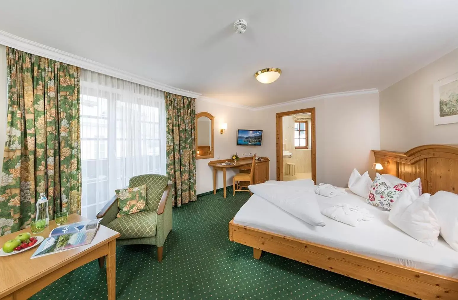 Superior King Room in Hotel zum Hirschen Zell am See Superior King Room in Hotel zum Hirschen Zell am See