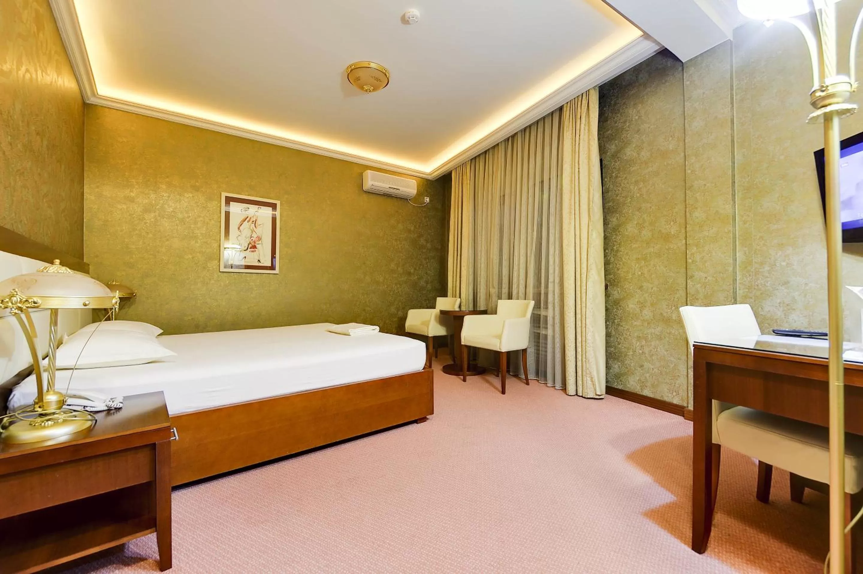 TV and multimedia, Bed in Hotel Sucevic Garni