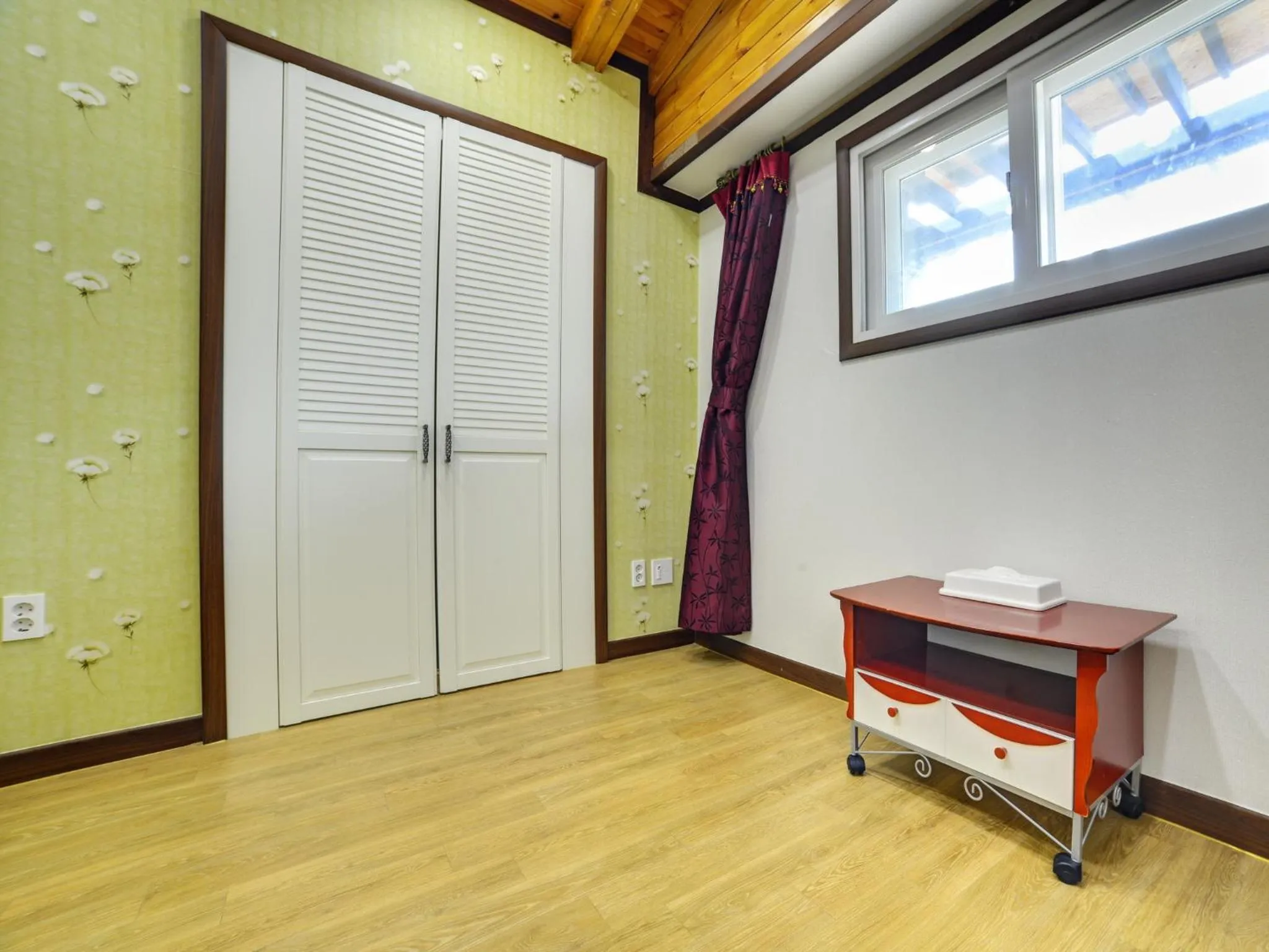 Photo of the whole room in White Cabin