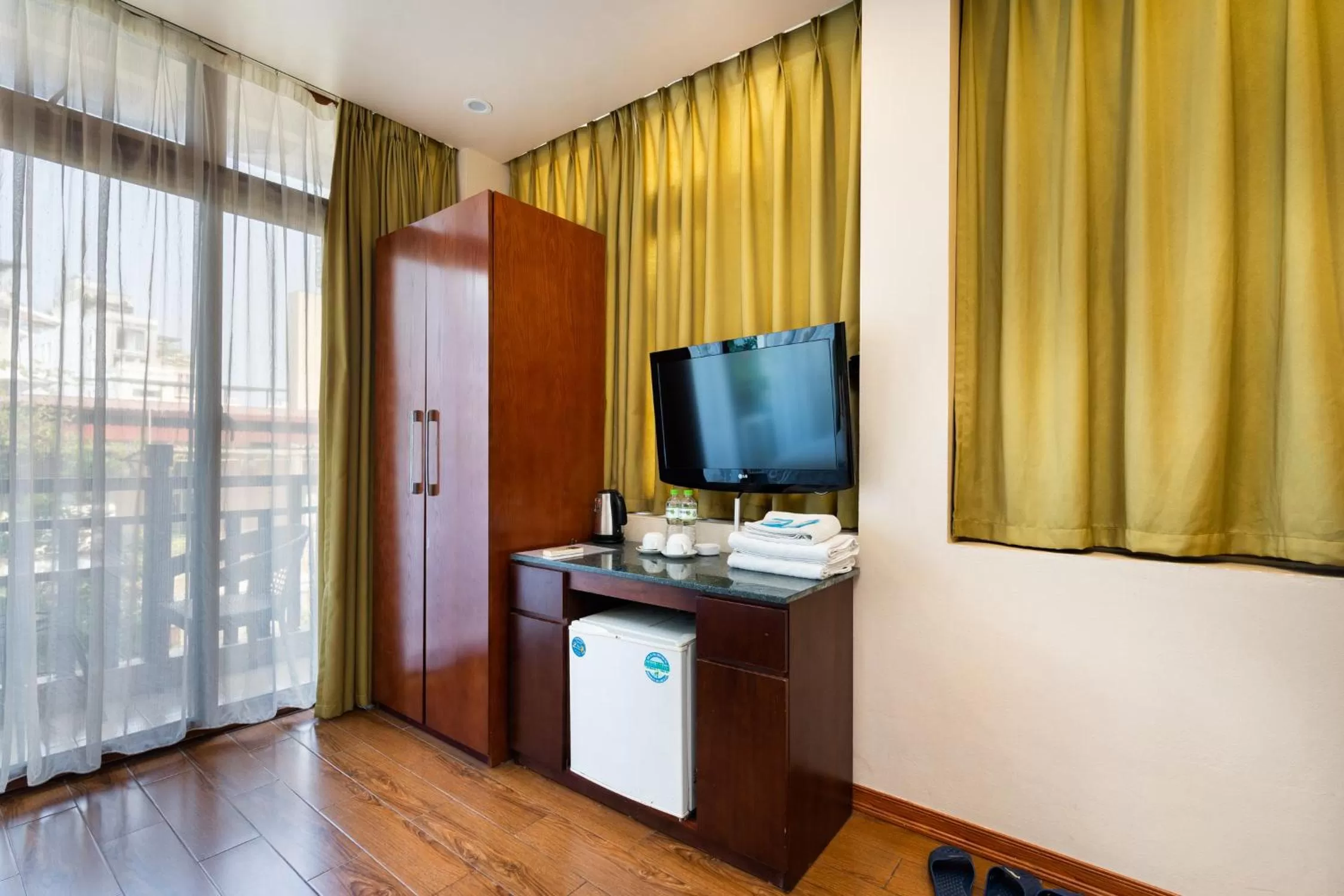 TV and multimedia, TV/Entertainment Center in Artisan Lakeview Hotel