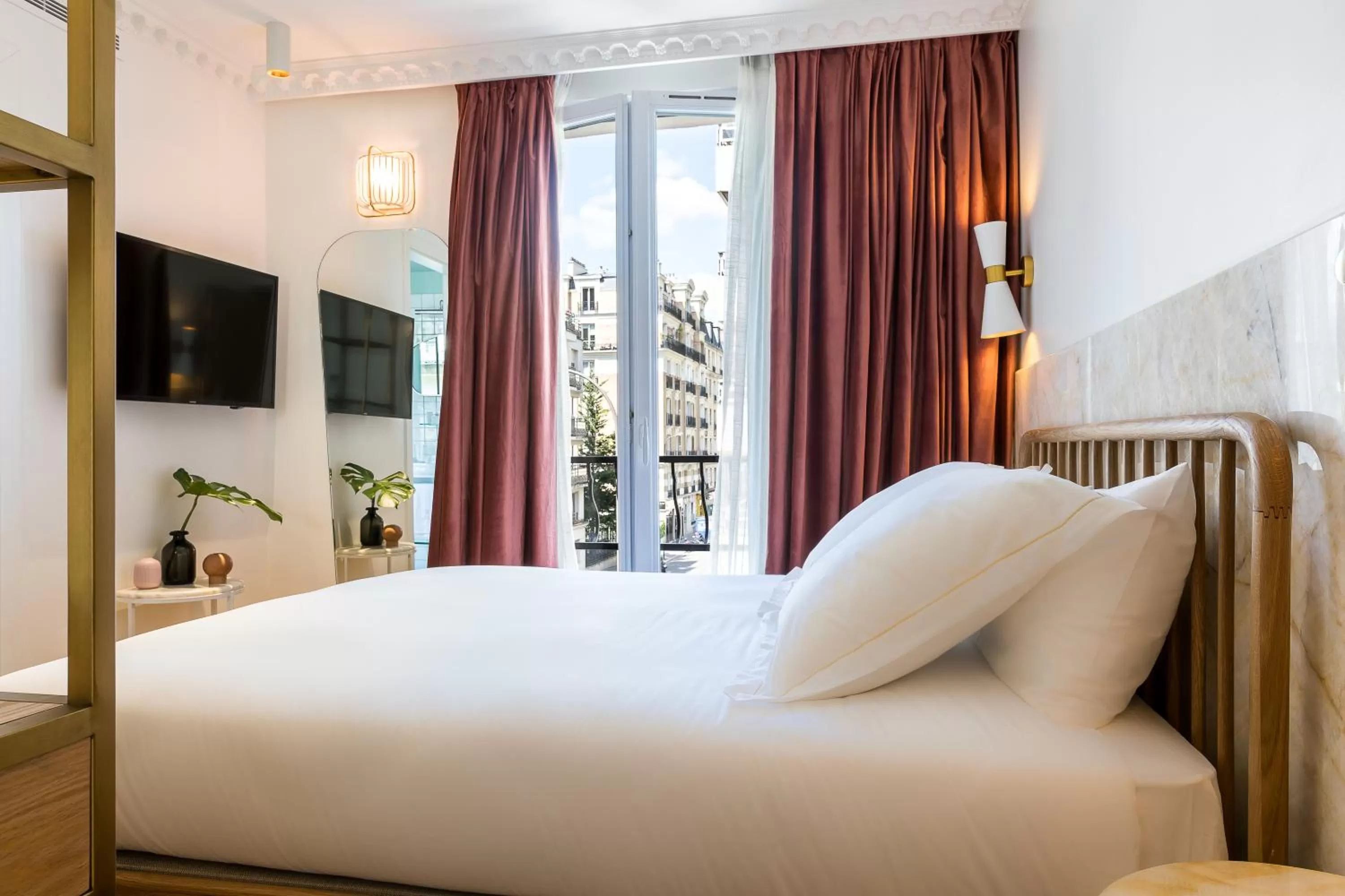 Bedroom, Bed in Rose Bourbon