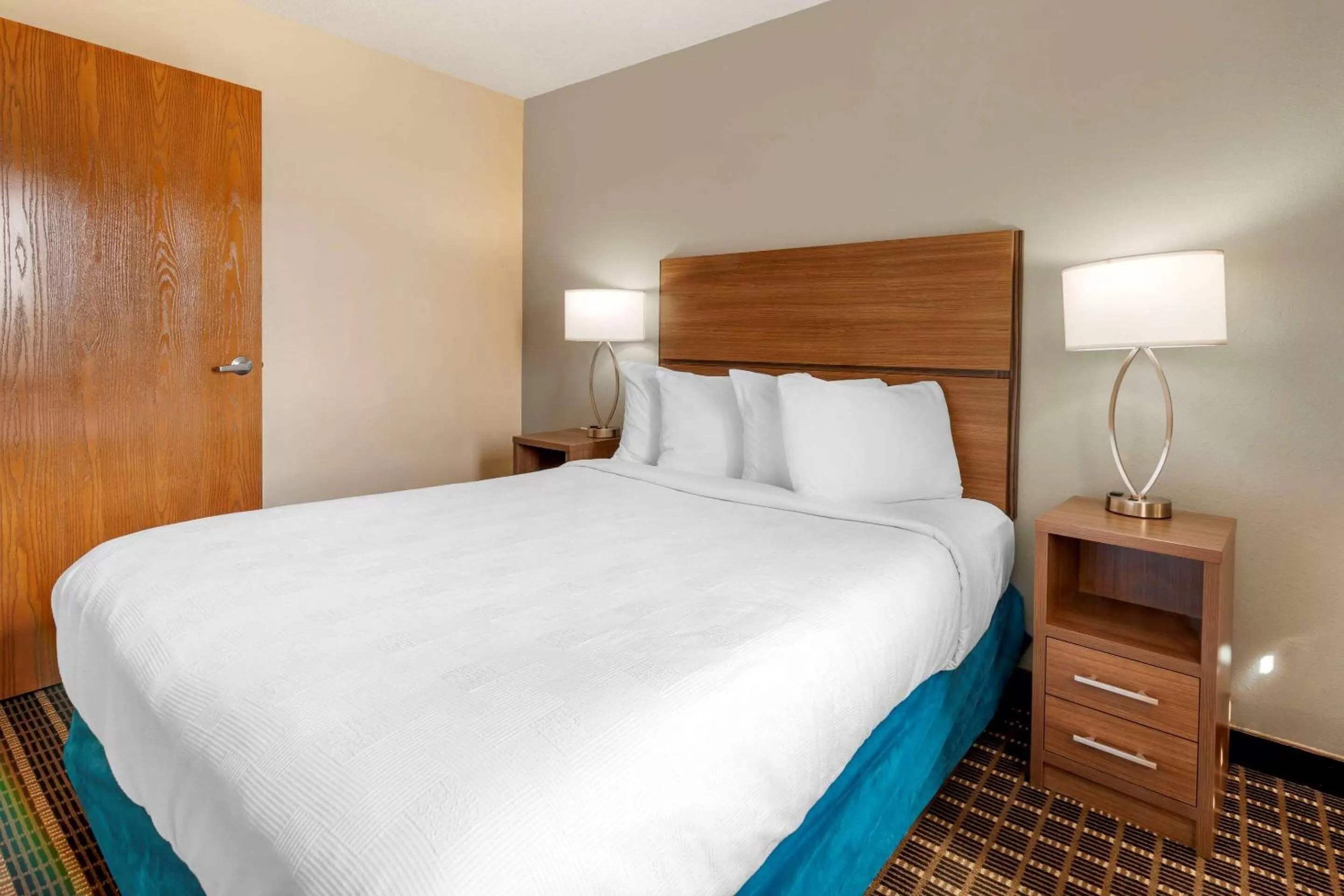 Bedroom, Bed in MainStay Suites Dubuque at Hwy 20