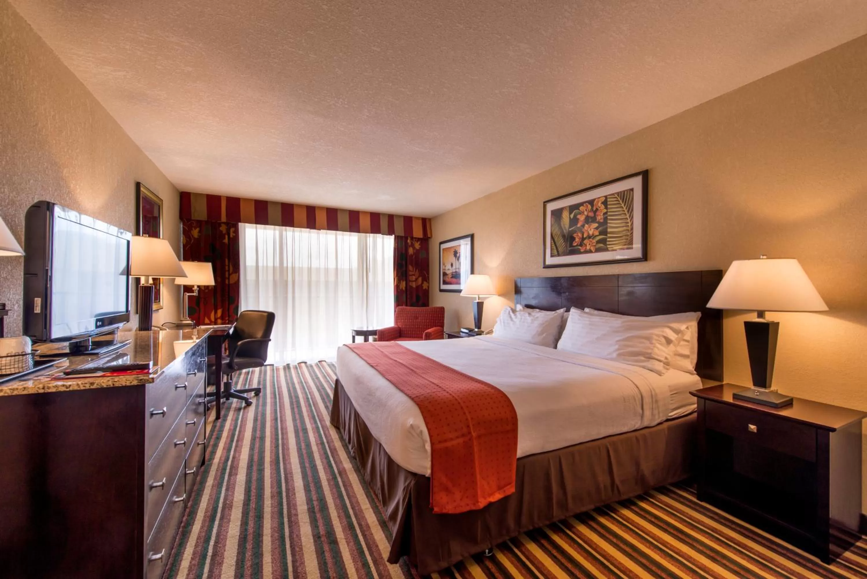 Photo of the whole room, Bed in Holiday Inn & Suites Orlando SW - Celebration Area by IHG