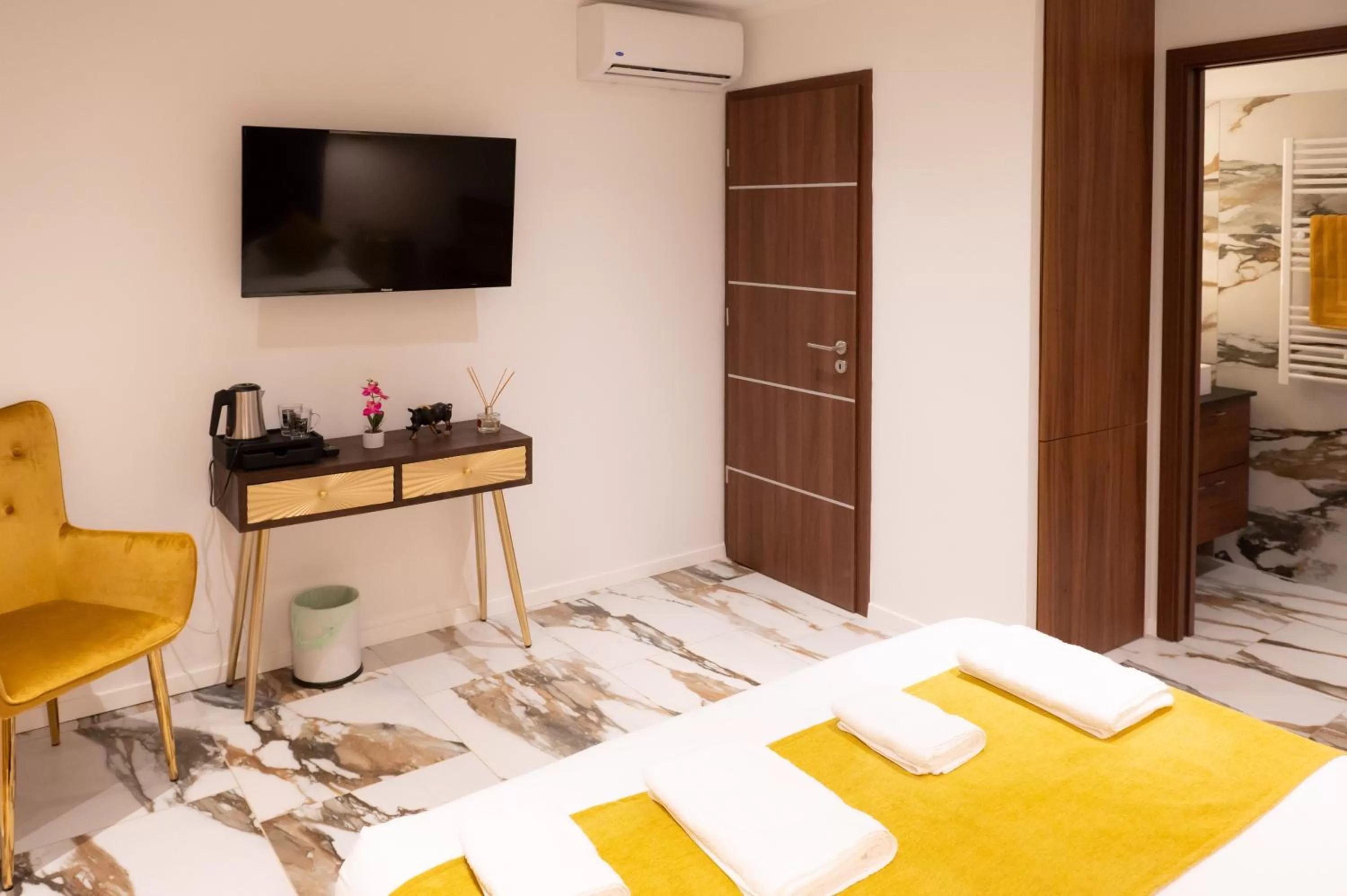 Bedroom, TV/Entertainment Center in A CASA DI JO