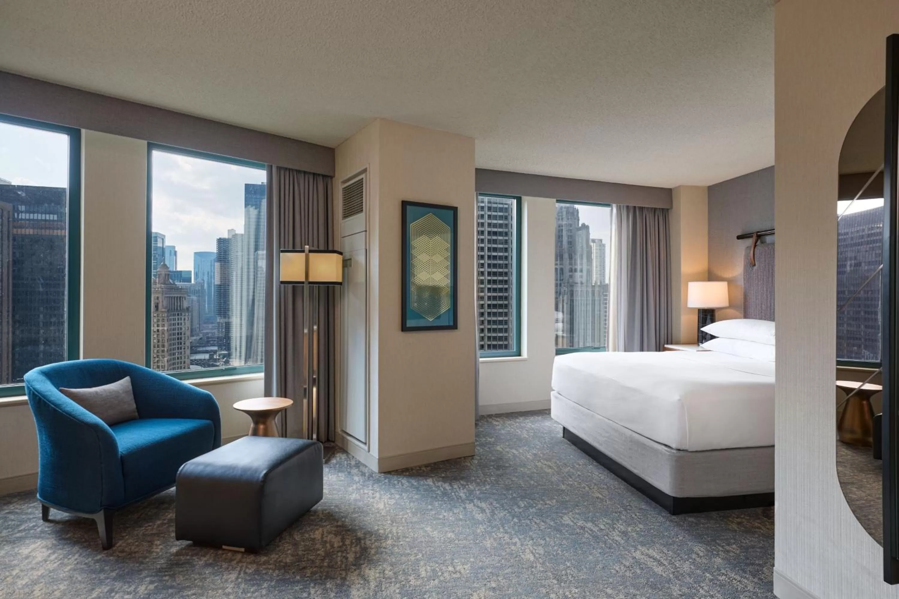 Photo of the whole room, Bed in Sheraton Grand Chicago Riverwalk