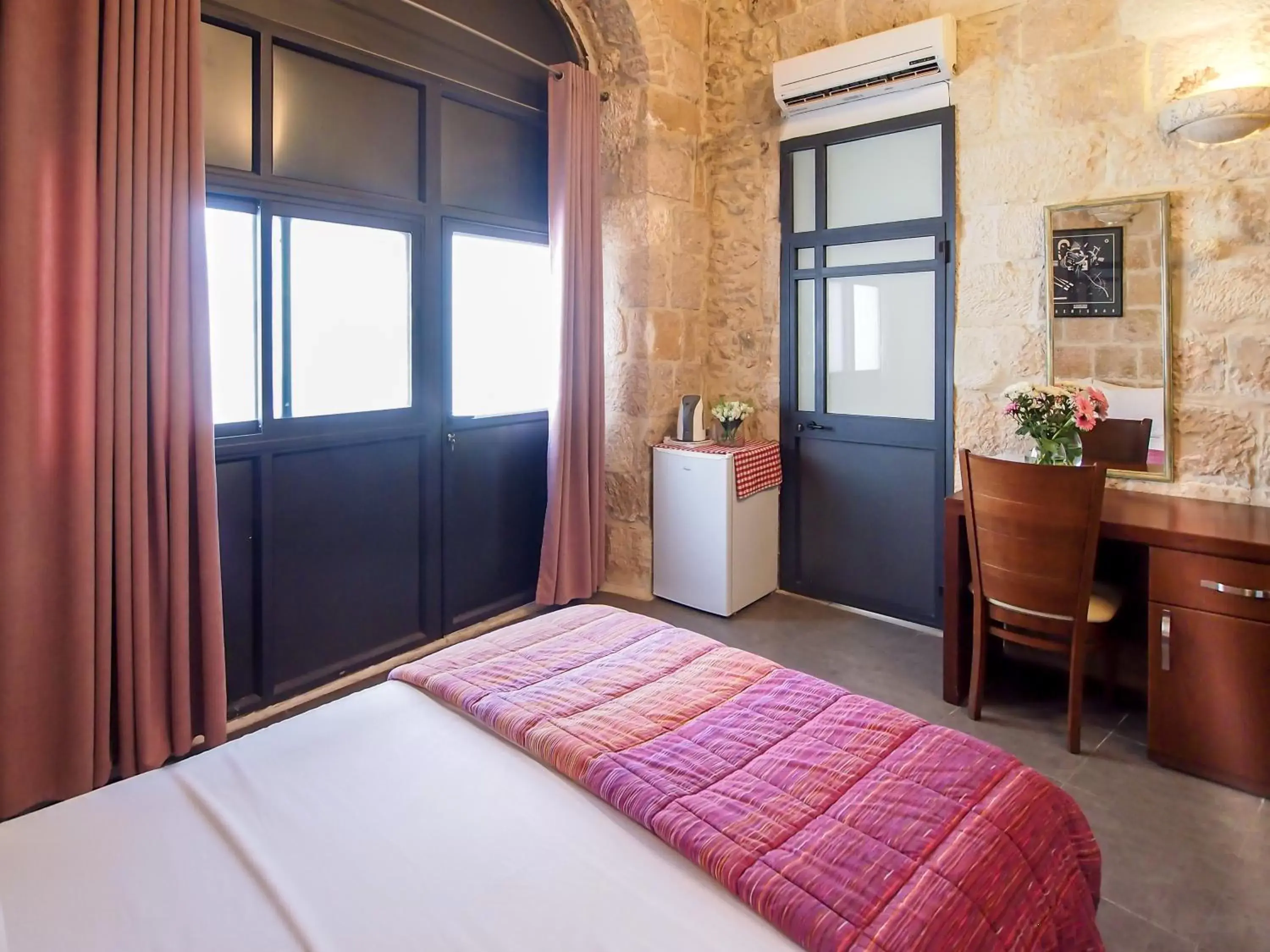 Standard Double Room in New Imperial Hotel Standard Double Room in New Imperial Hotel