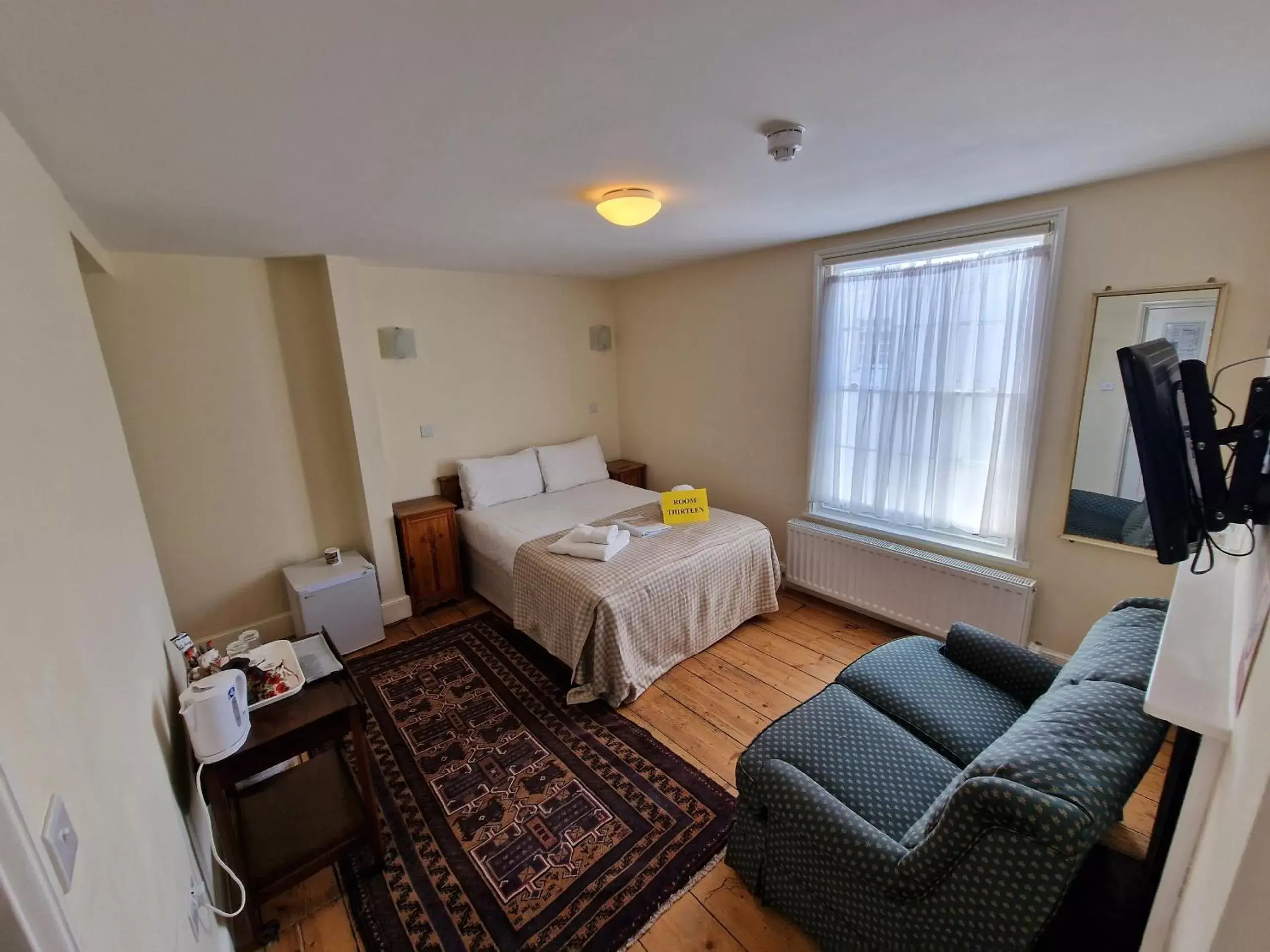 First Floor Double Room with Ensuite & Street View in Canterbury Black Horse First Floor Double Room with Ensuite & Street View in Canterbury Black Horse