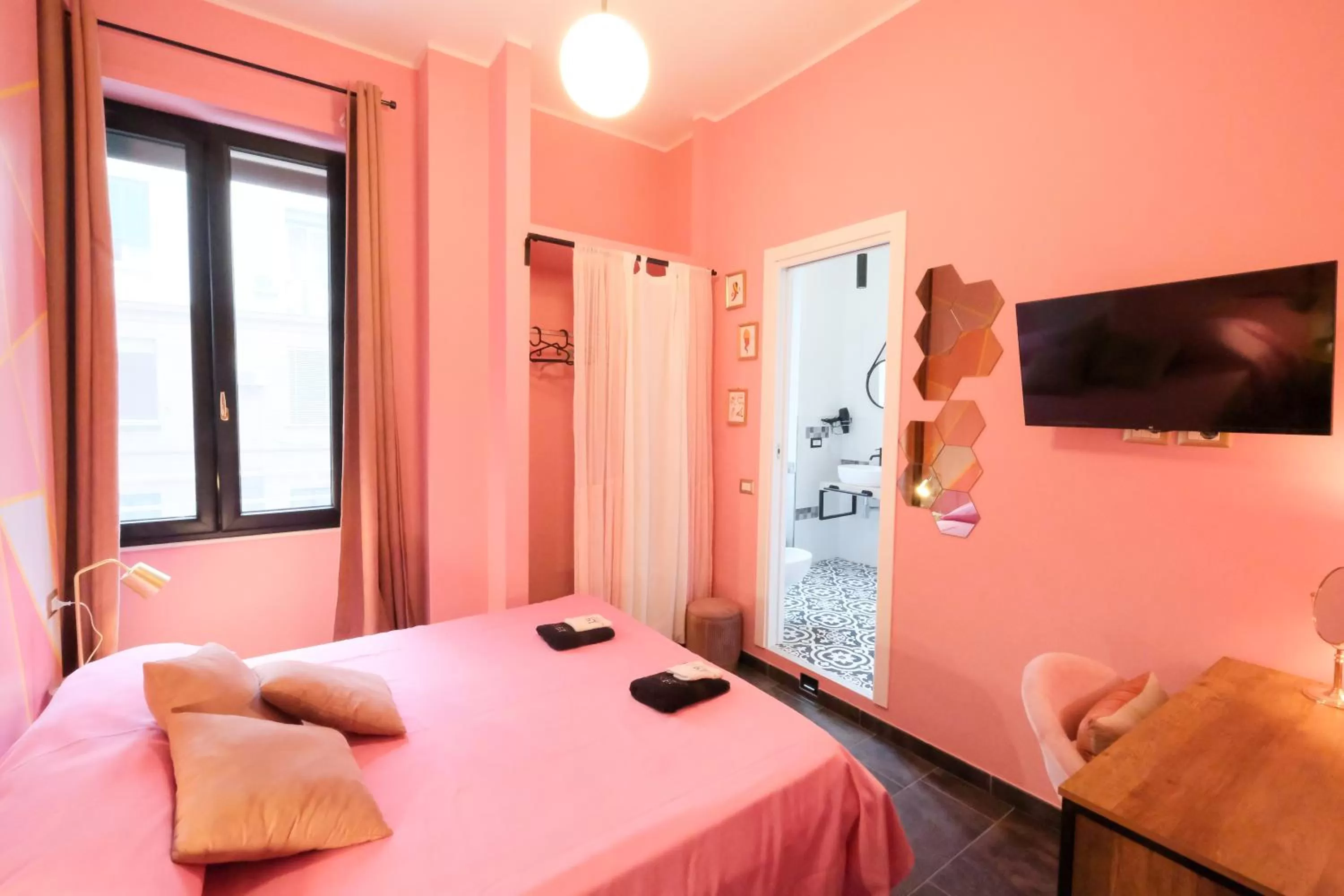 Bedroom, Bed in LH51 Rooms