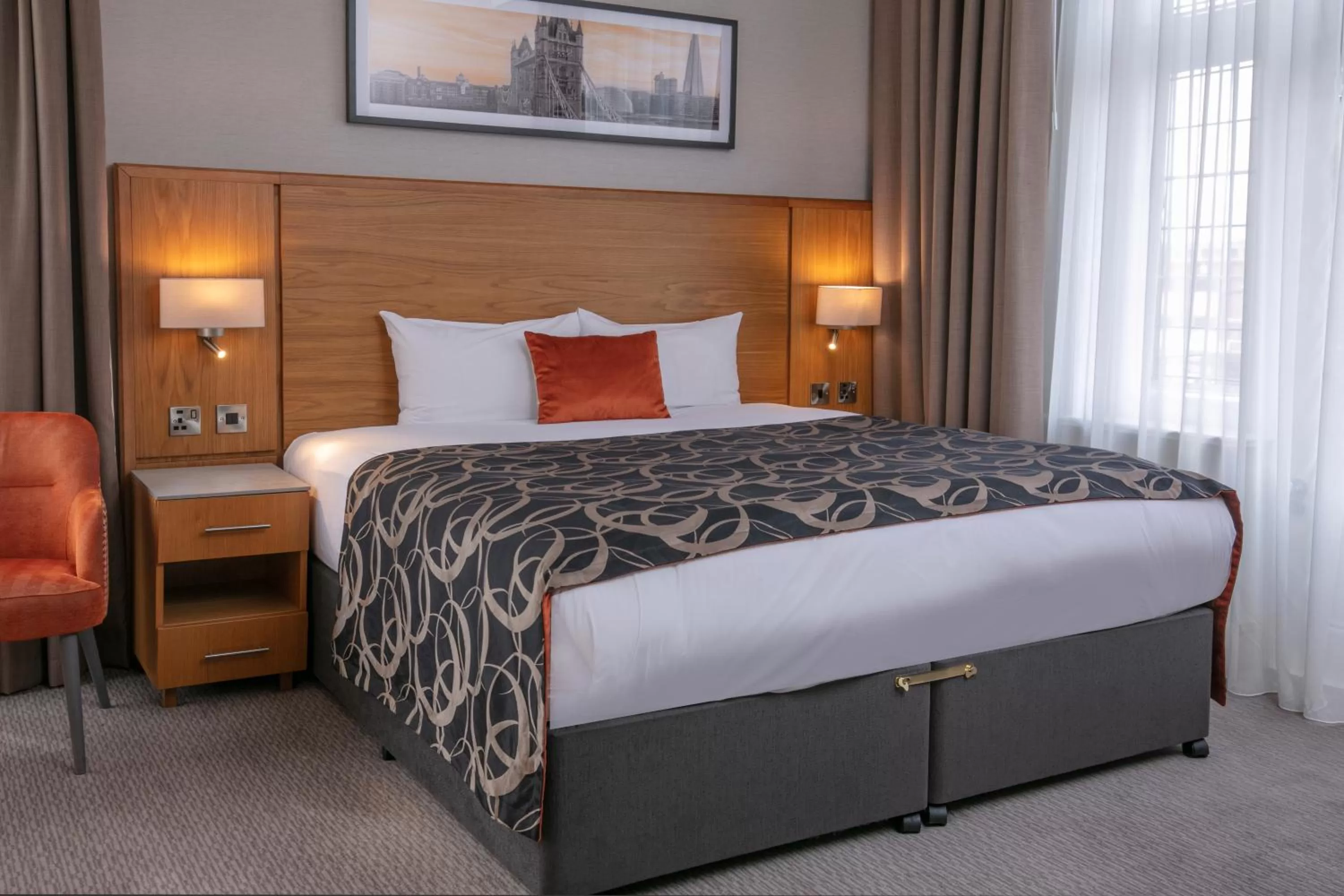 Bedroom, Bed in The Crown London, WorldHotels Distinctive