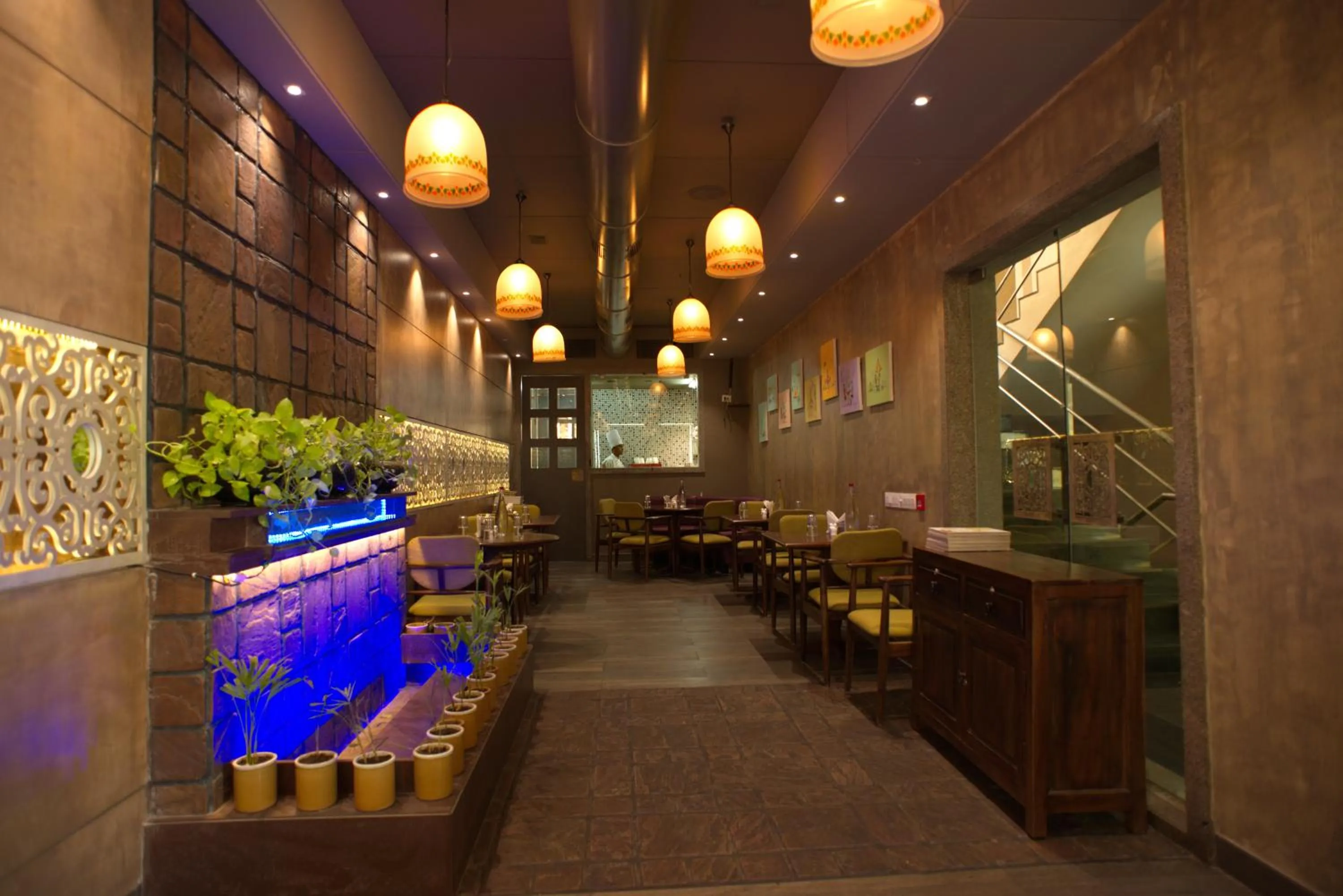 Restaurant/places to eat in Hotel Platinum Inn