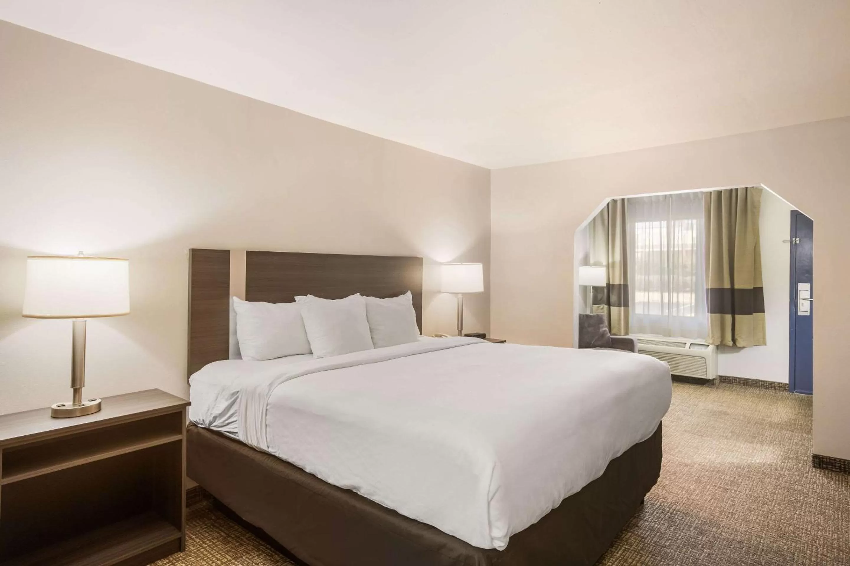 Bedroom, Bed in Clarion Pointe Forsyth I-75