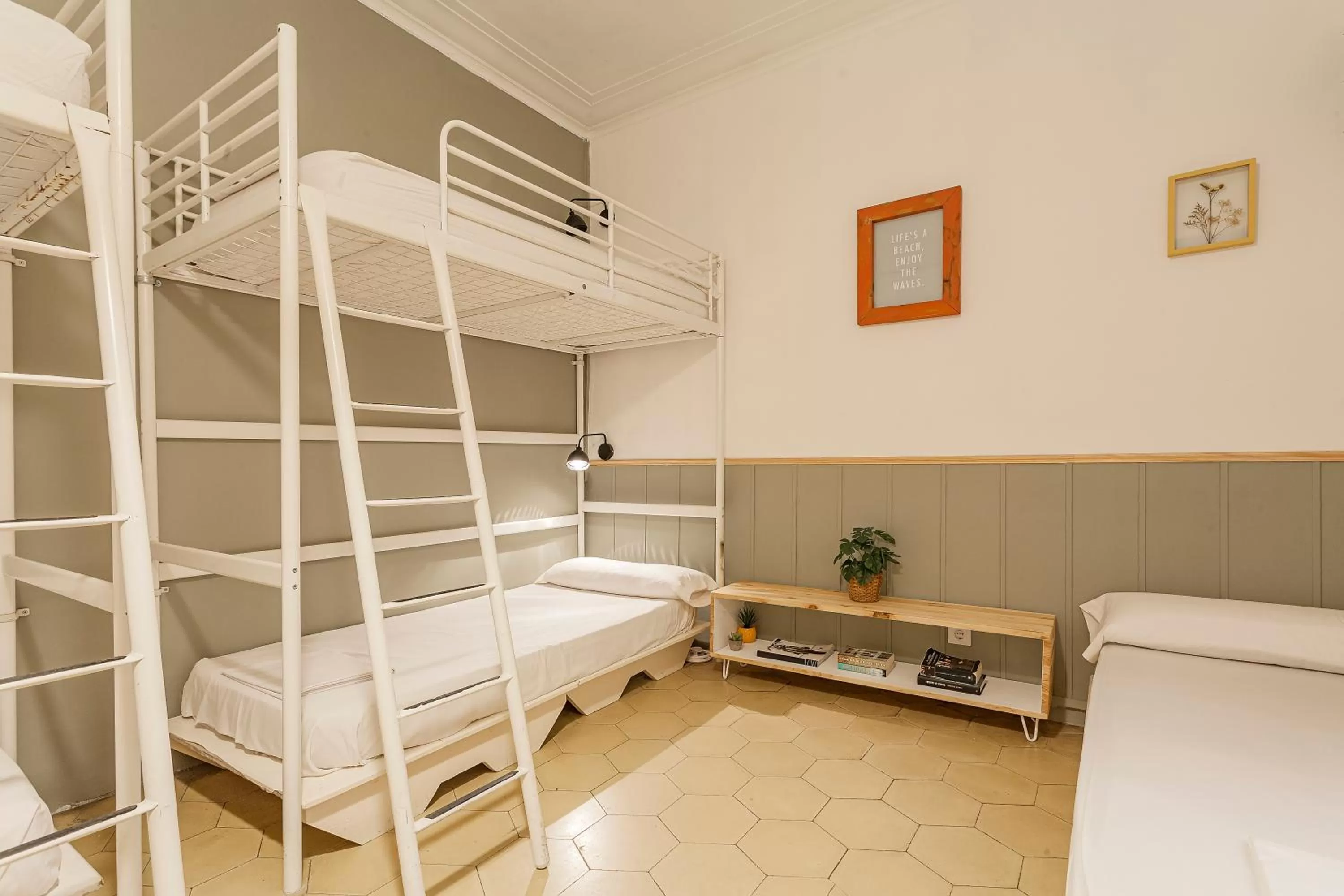 Photo of the whole room, Bed in Bird House