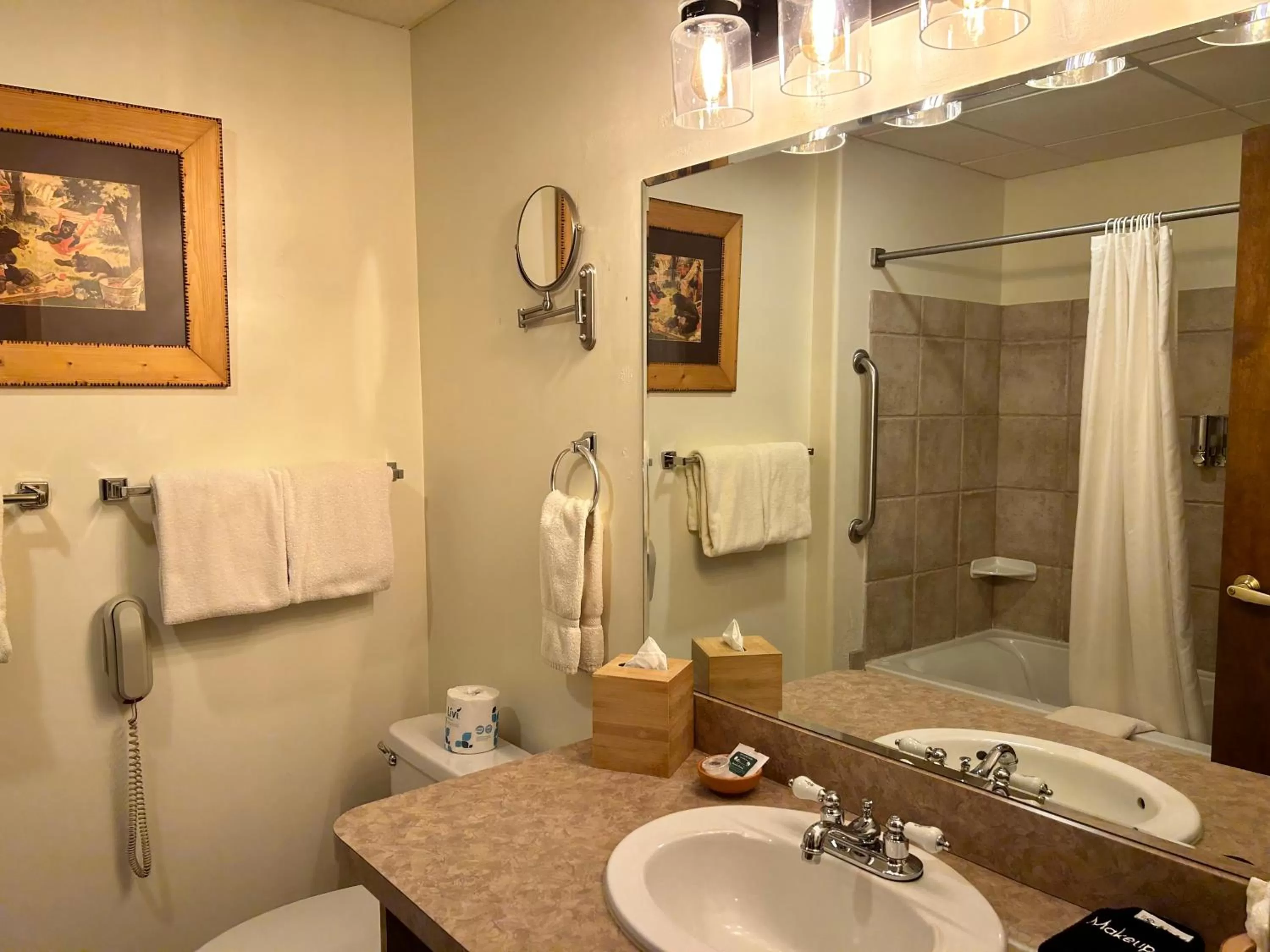 Bathroom in The Common Man Inn, Spa & Lodge