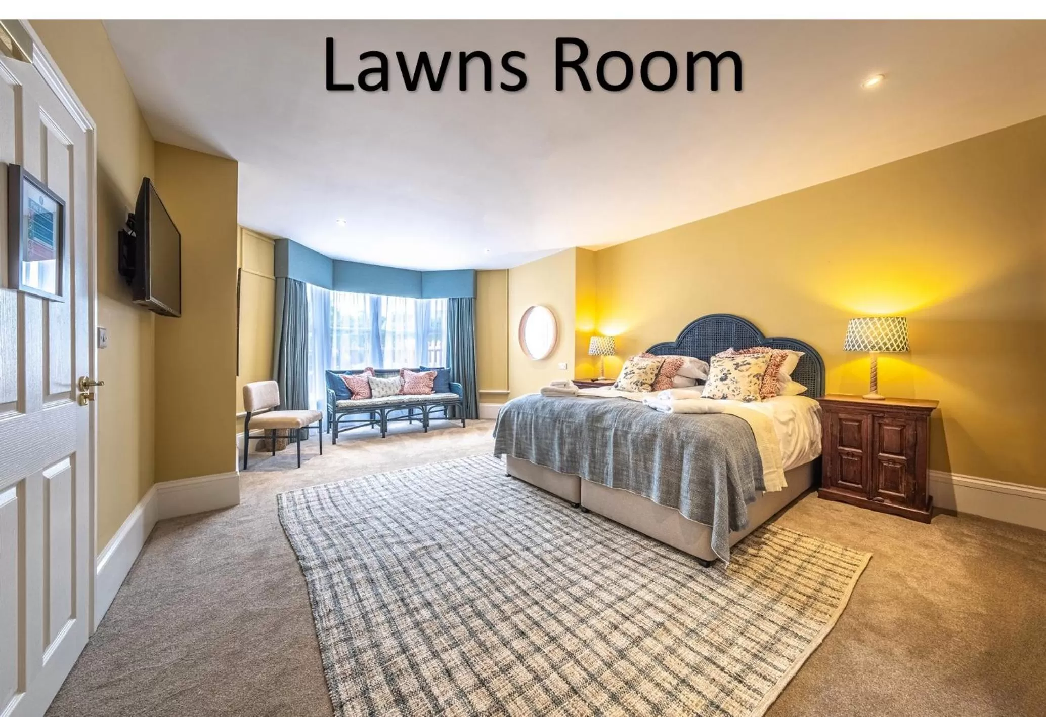 Bedroom, Bed in The Feathers Holt