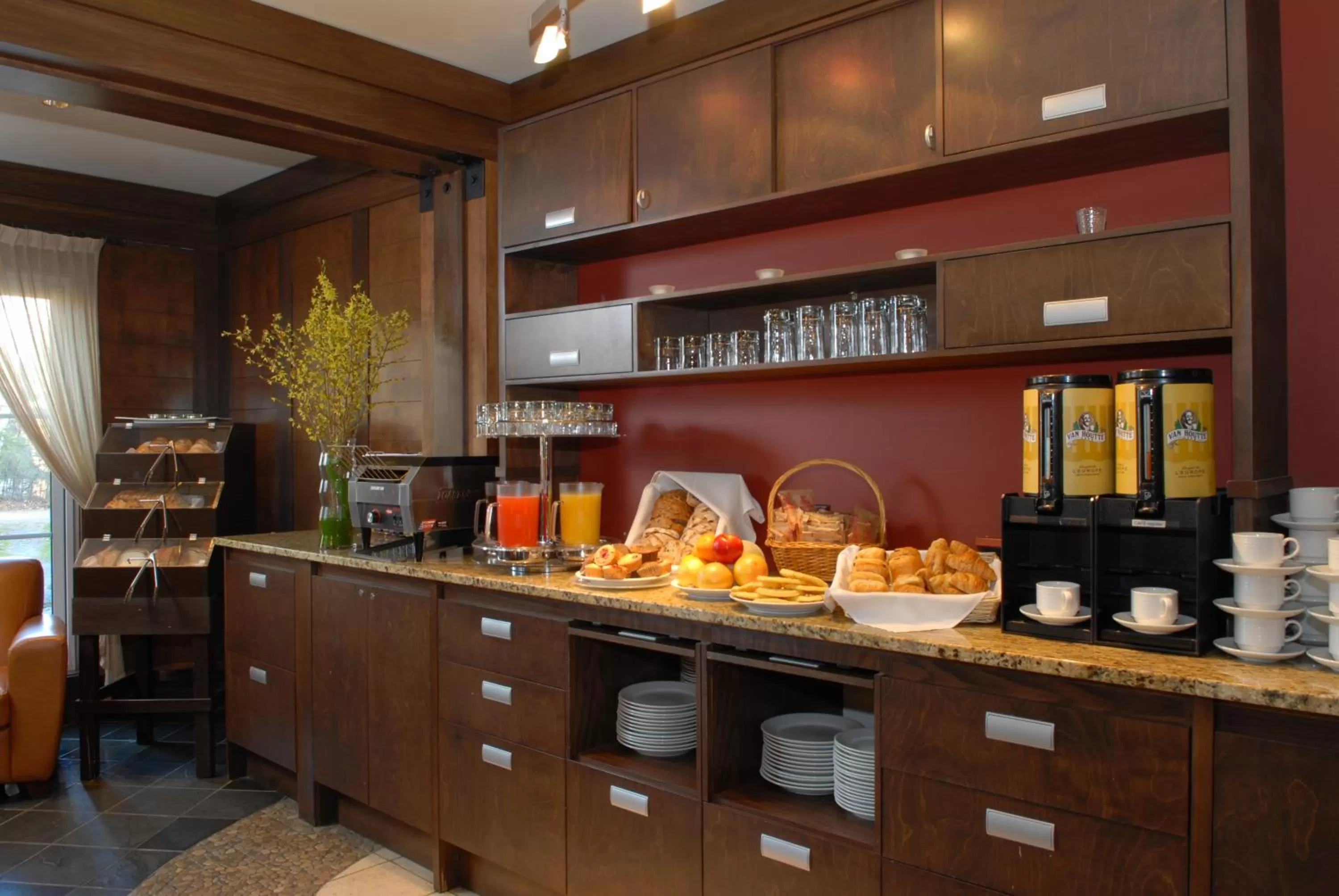 Restaurant/places to eat in Ermitage du Lac