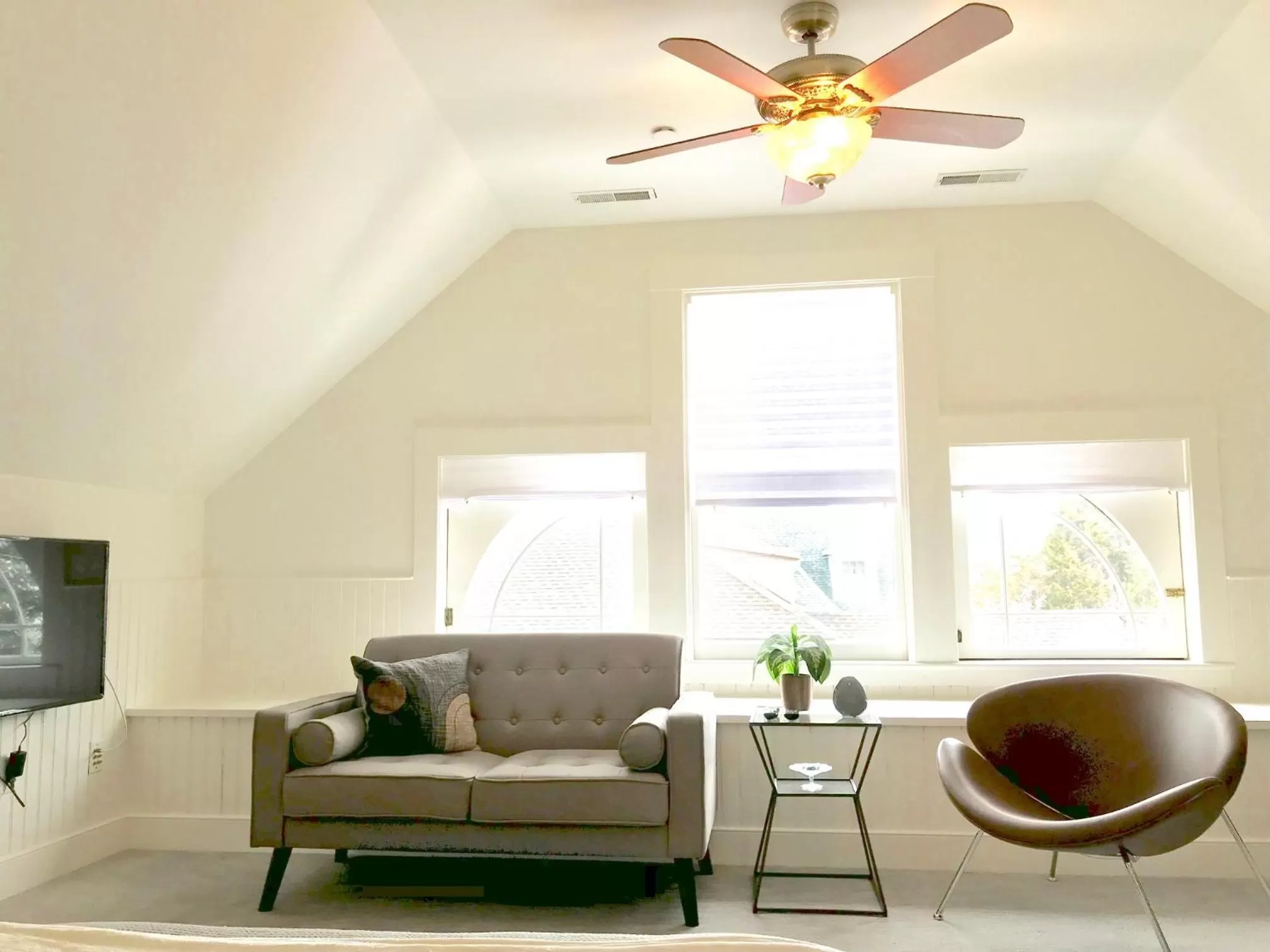 Photo of the whole room in Hummingbird Inn