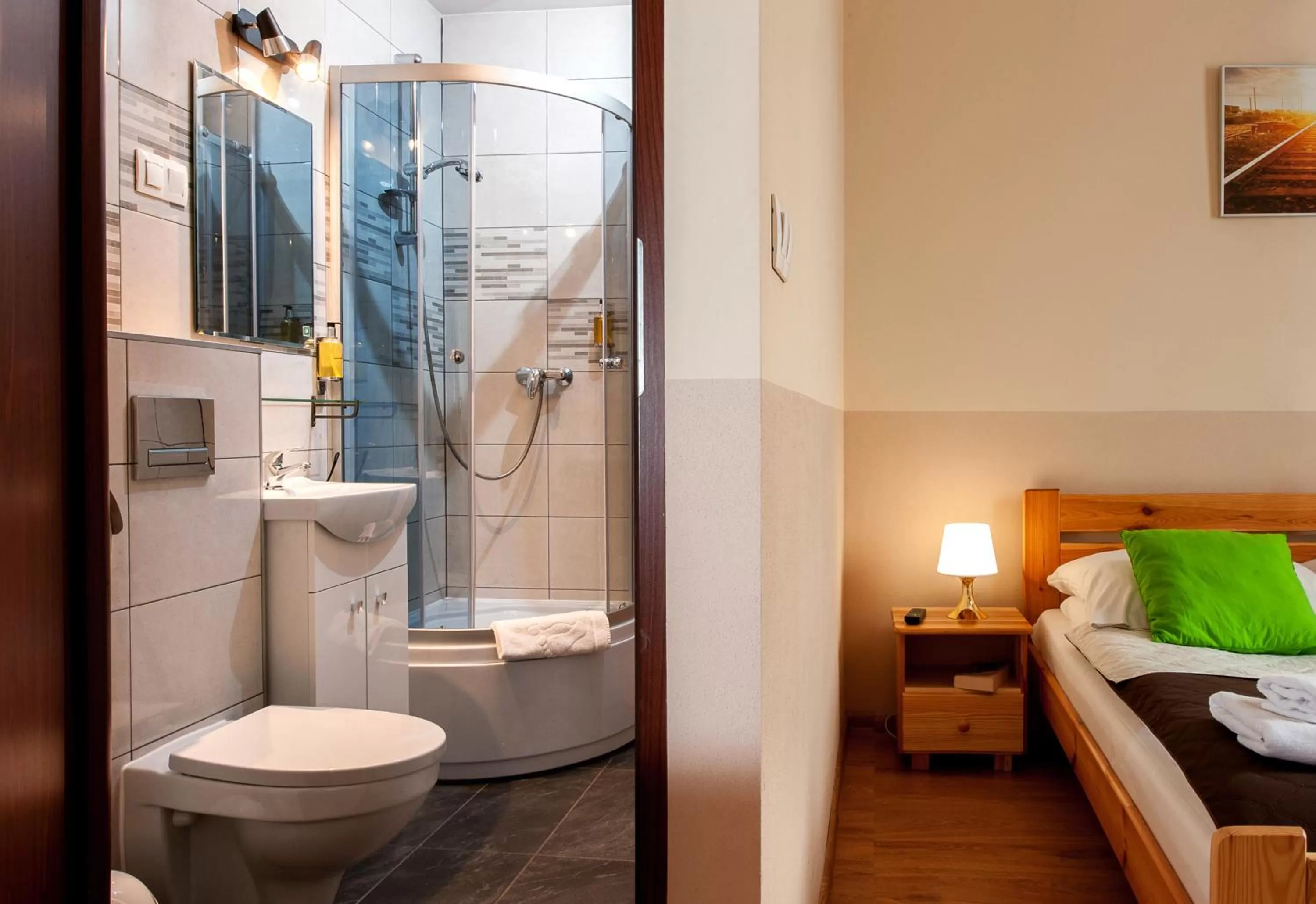 Shower, Bed in Station Aparthotel