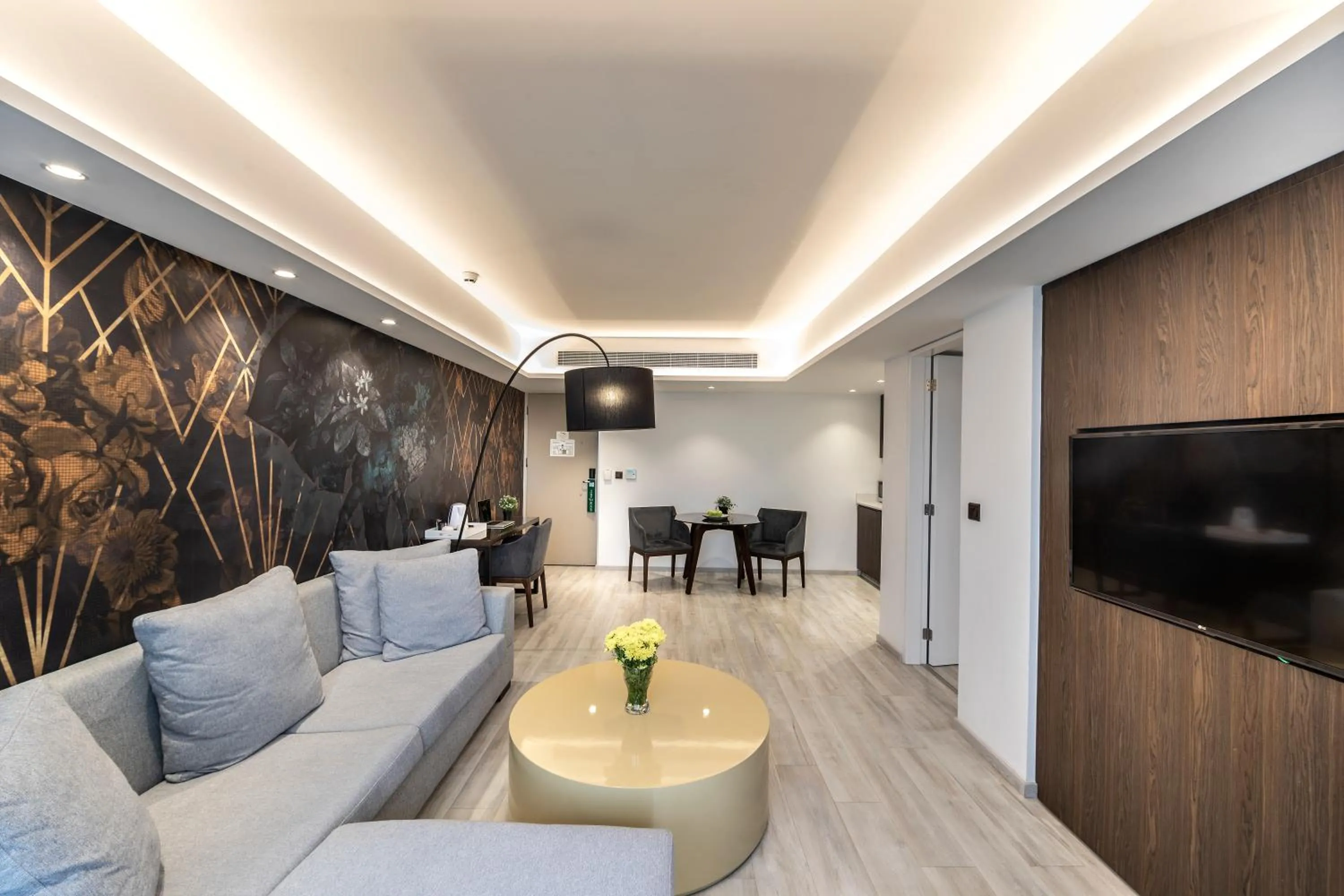 TV and multimedia in Almond Business Hotel