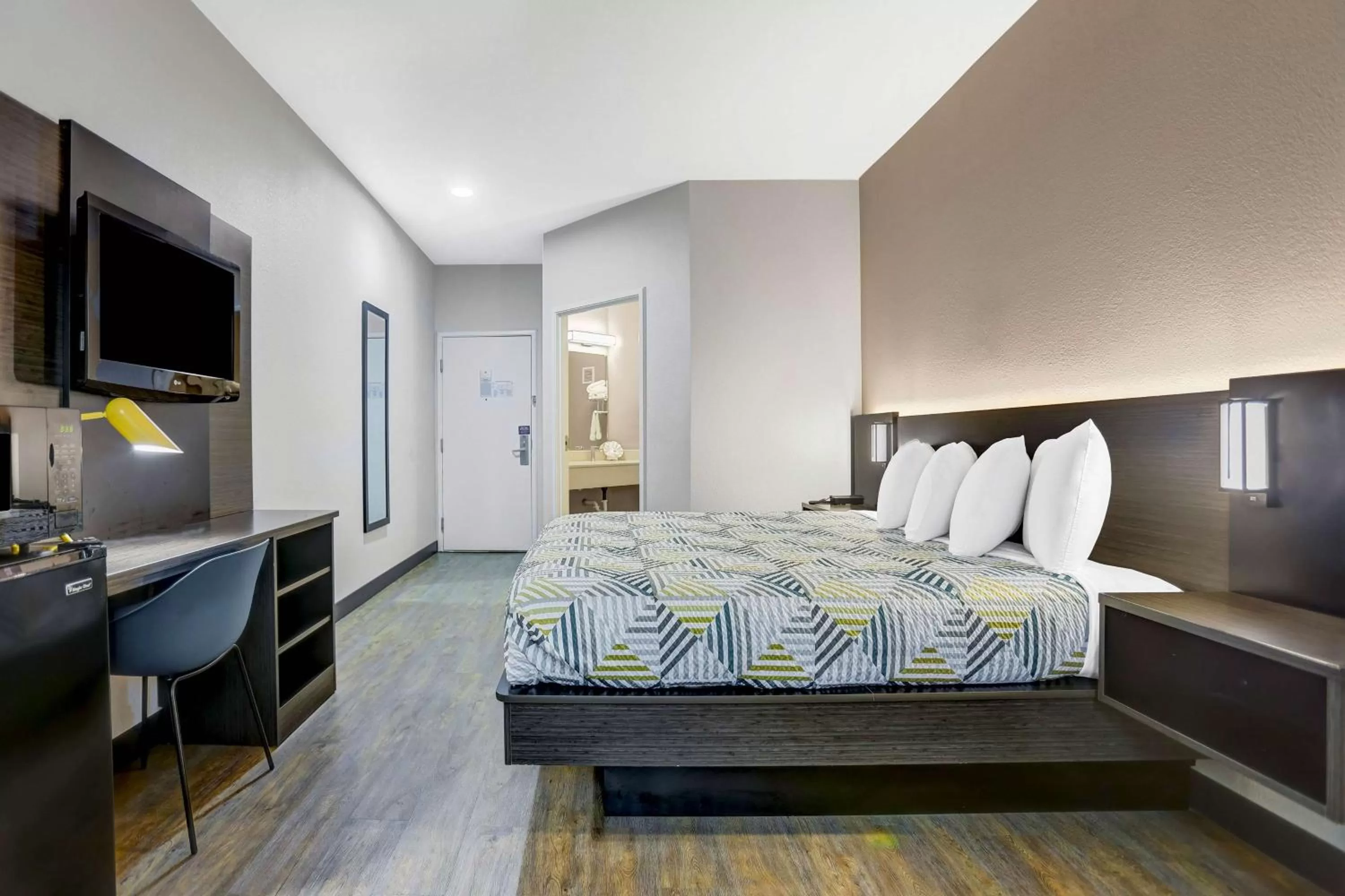 Photo of the whole room, Bed in Motel 6-Weatherford, TX